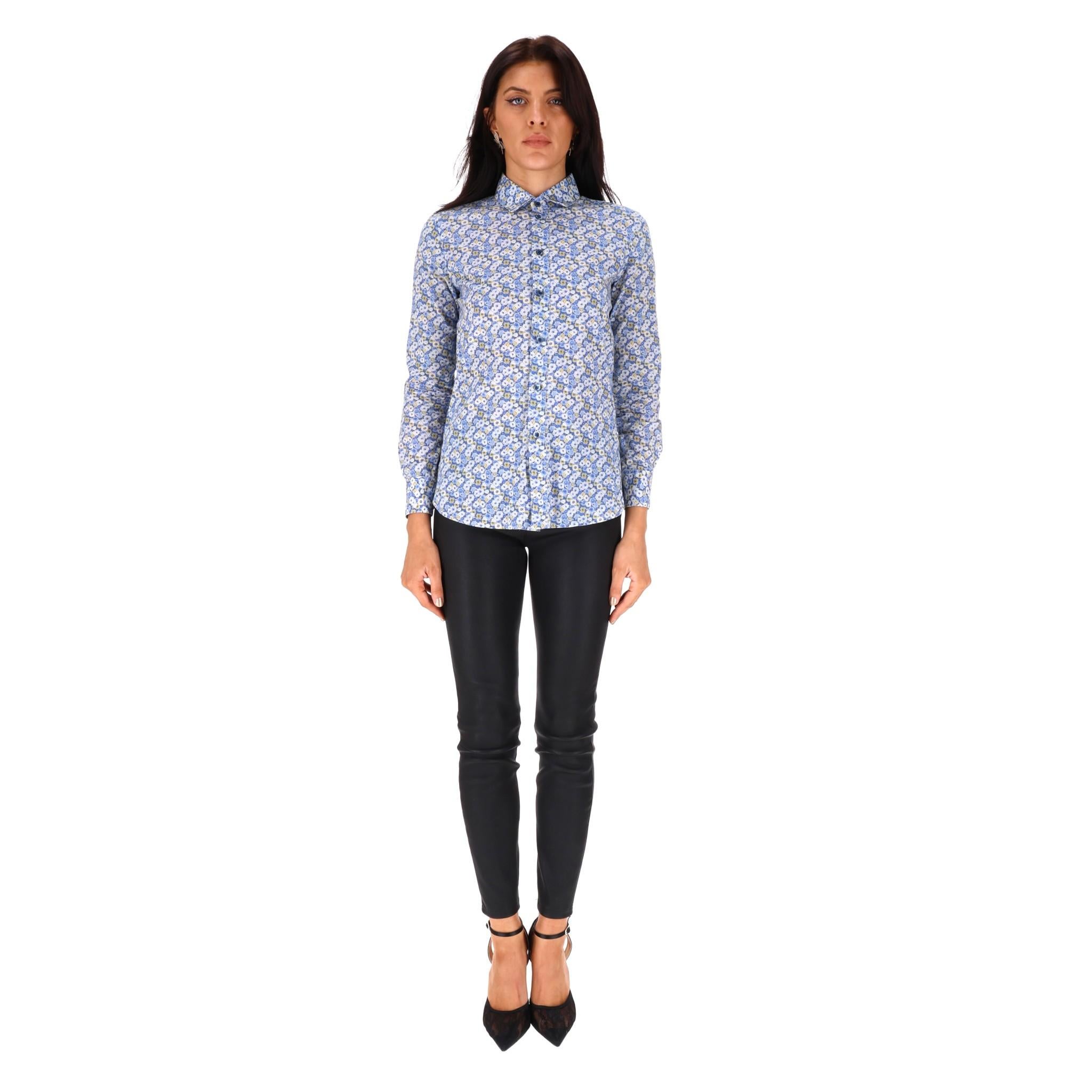 Saint Laurent Floral Cotton Shirt

Blue shirt crafted from cotton with all-over floral pattern.

Classic collar, button centre fastening and curved hem.

Rrp Approx. £1,200

Size – 36FR

Condition – Very Good

Composition – 100% Cotton