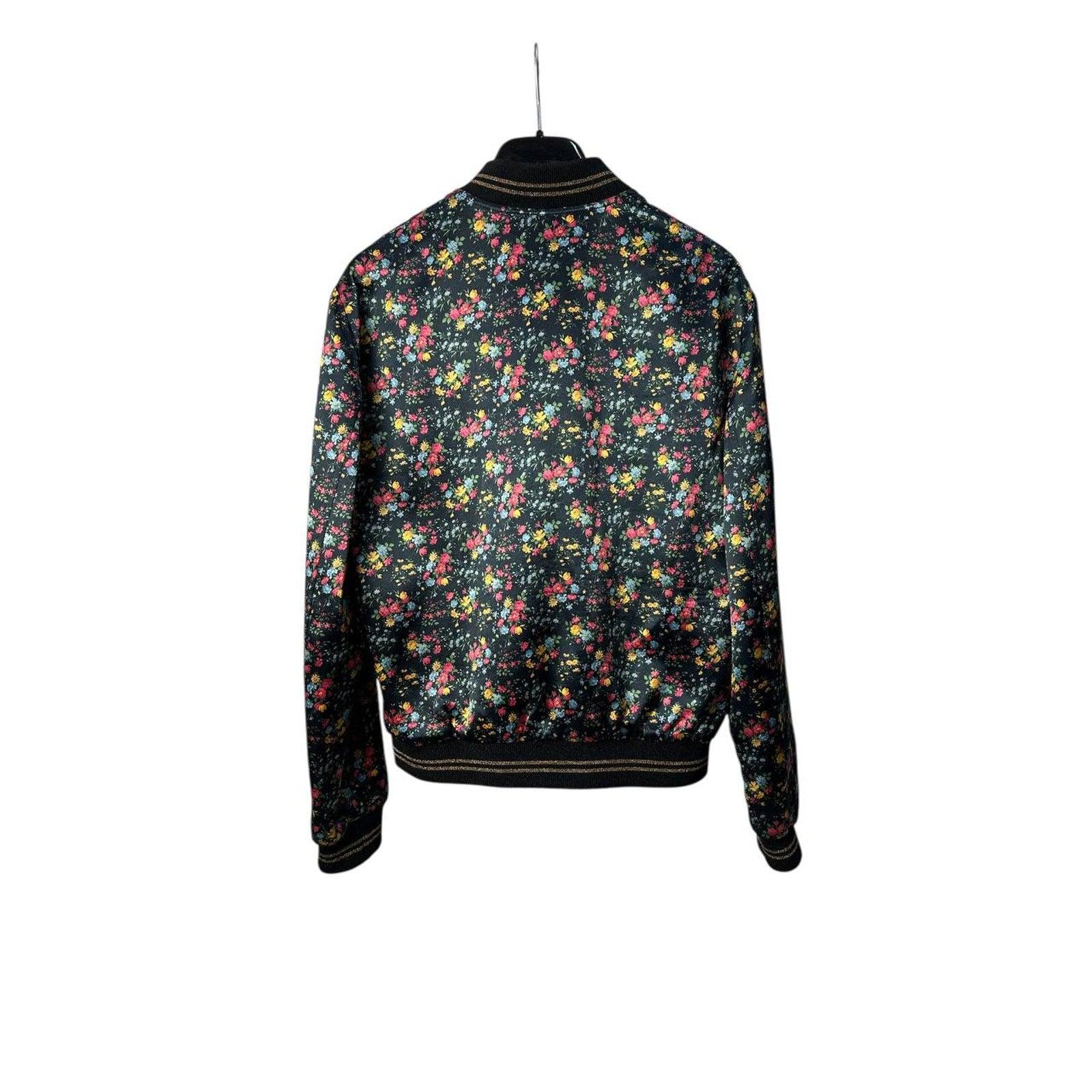 
Dieser kurz geschnittene Bomber aus Satin mit lebhaftem Blumendruck fühlt sich weich an und wirkt leicht. Er bringt Frische und Rhythmus in Ihren Look. Elastische Bündchen mit goldenen Streifen sorgen für einen grafischen Akzent. Ein perfektes