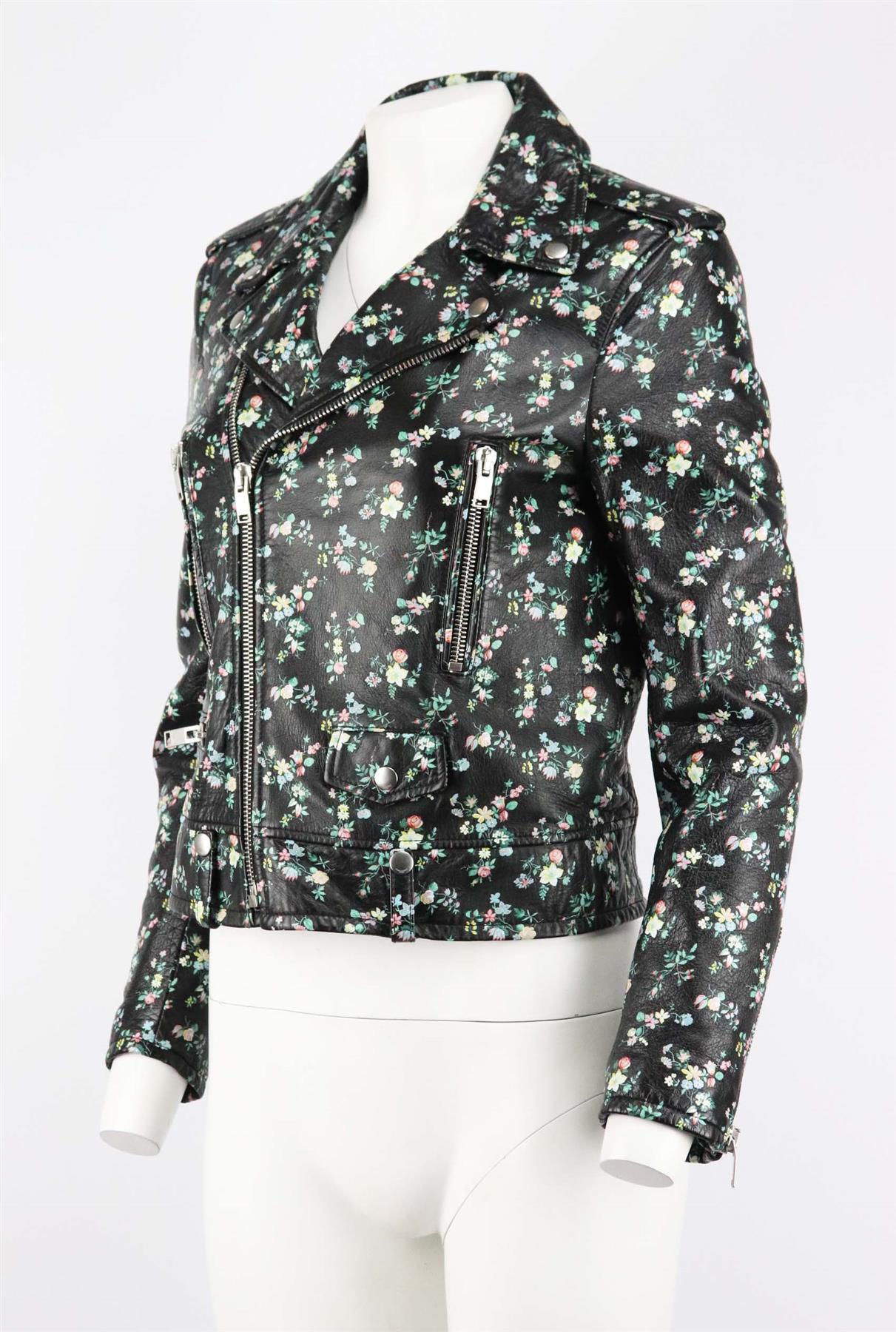 La moderna versión de Saint Laurent se ha confeccionado en Italia en piel negra mantecosa con estampado floral y se ha cortado con un corte entallado, con todos los detalles característicos que cabría esperar, como charreteras y puños con