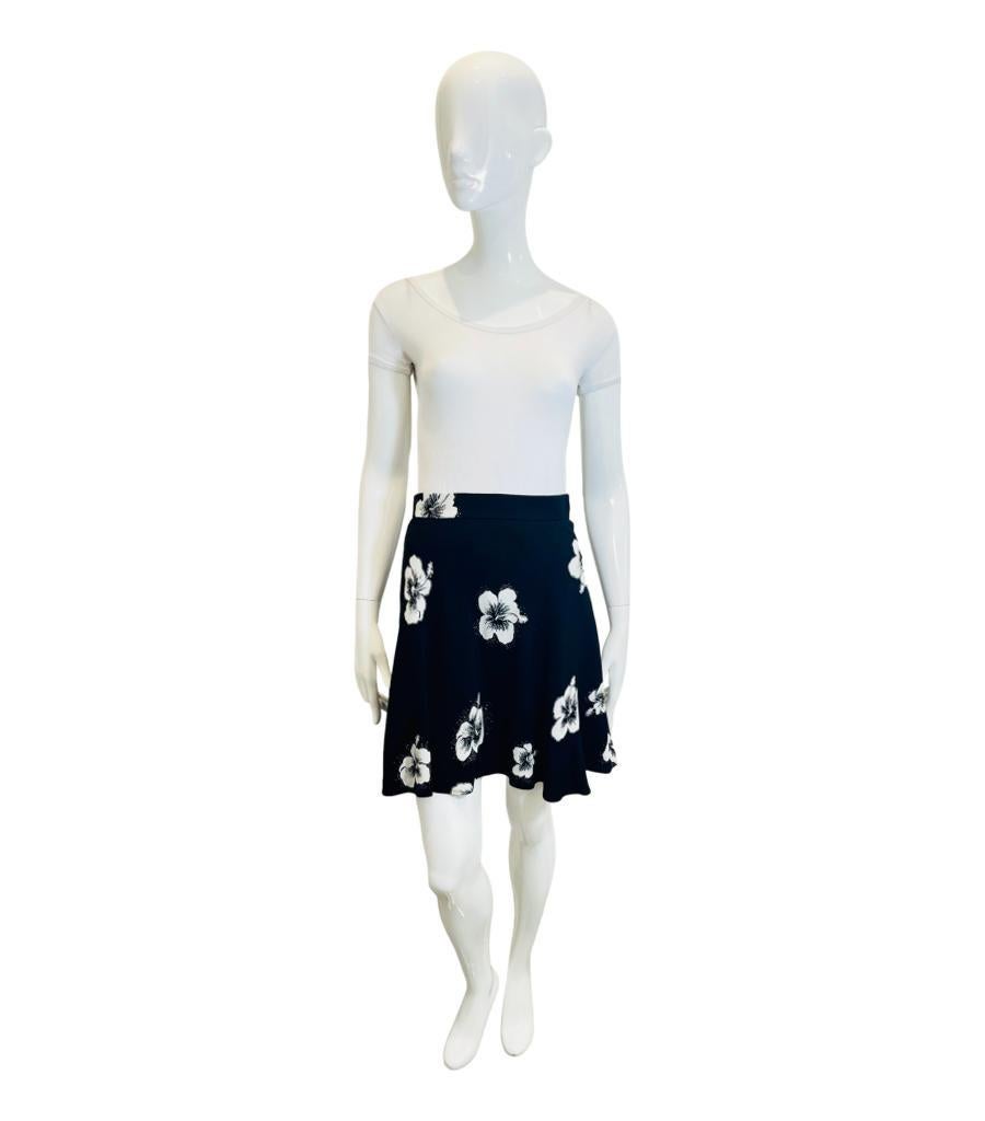 Saint Laurent Floral Print Skirt

Black, high waisted skirt designed with floral print in white.

Featuring flared, A-Line silhouette and concealed zip closure to rear. Lined with silk.

Size – 36FR

Condition – Very Good

Composition – 100%