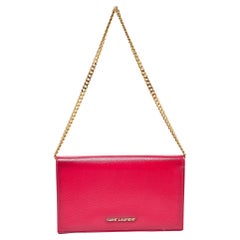 Saint Laurent Fuchsia Texturiertes Lackleder Classic Geldbörse an Kette