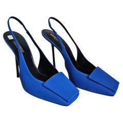 Escarpins Saint Laurent George, collection printemps-été 2022, présentés lors du défilé, à bout carré bleu. S 40 US 10, ambiance des années 90
