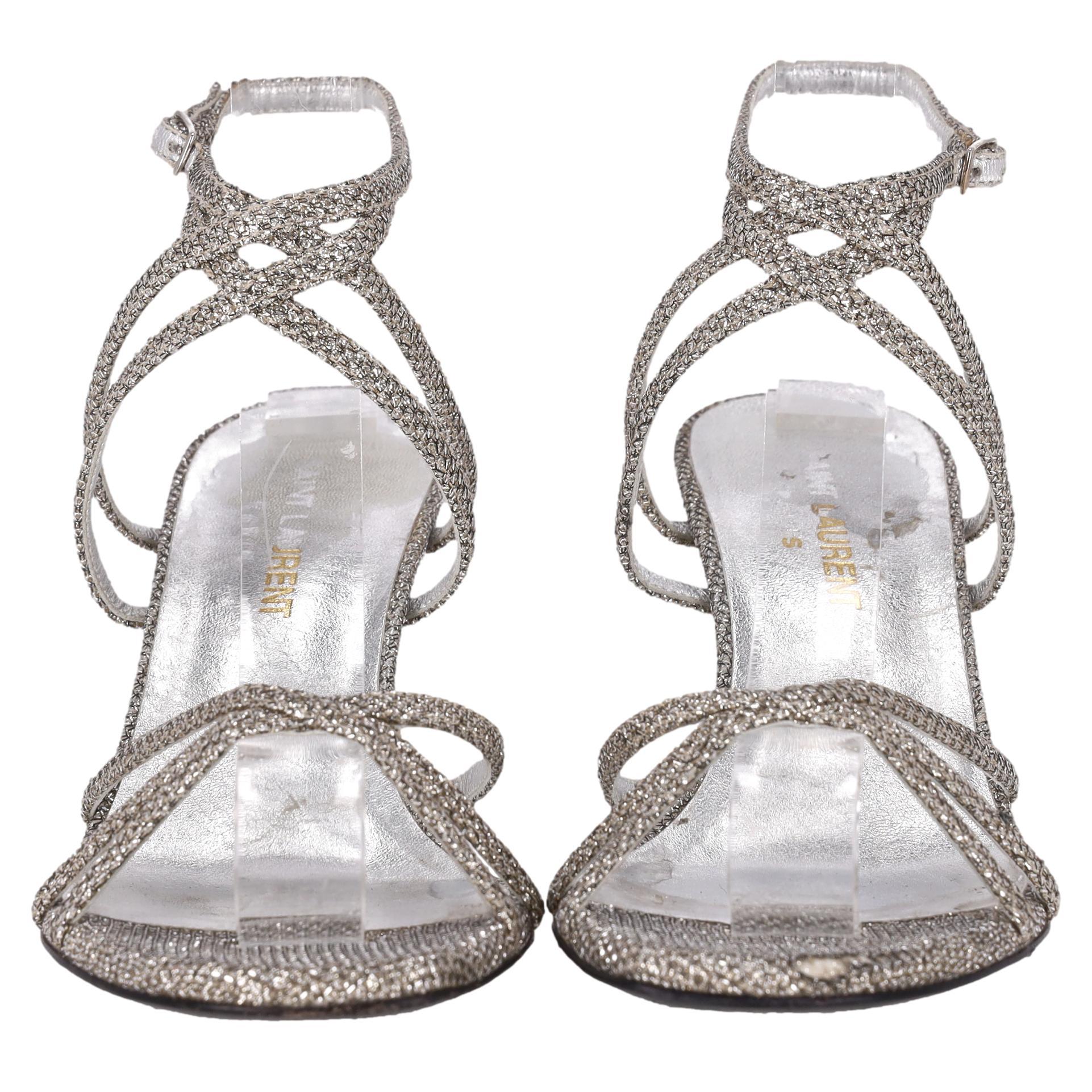 Saint Laurent Glitter Mesh Riemchensandalen

Silberne Absätze aus metallisch glitzerndem Mesh mit überkreuzten Riemchen.

Mit runder, offener Spitze und Knöchelriemen mit Schnallenverschluss, Stiletto-Absatz und Leder-Innensohle.

Preis ca.