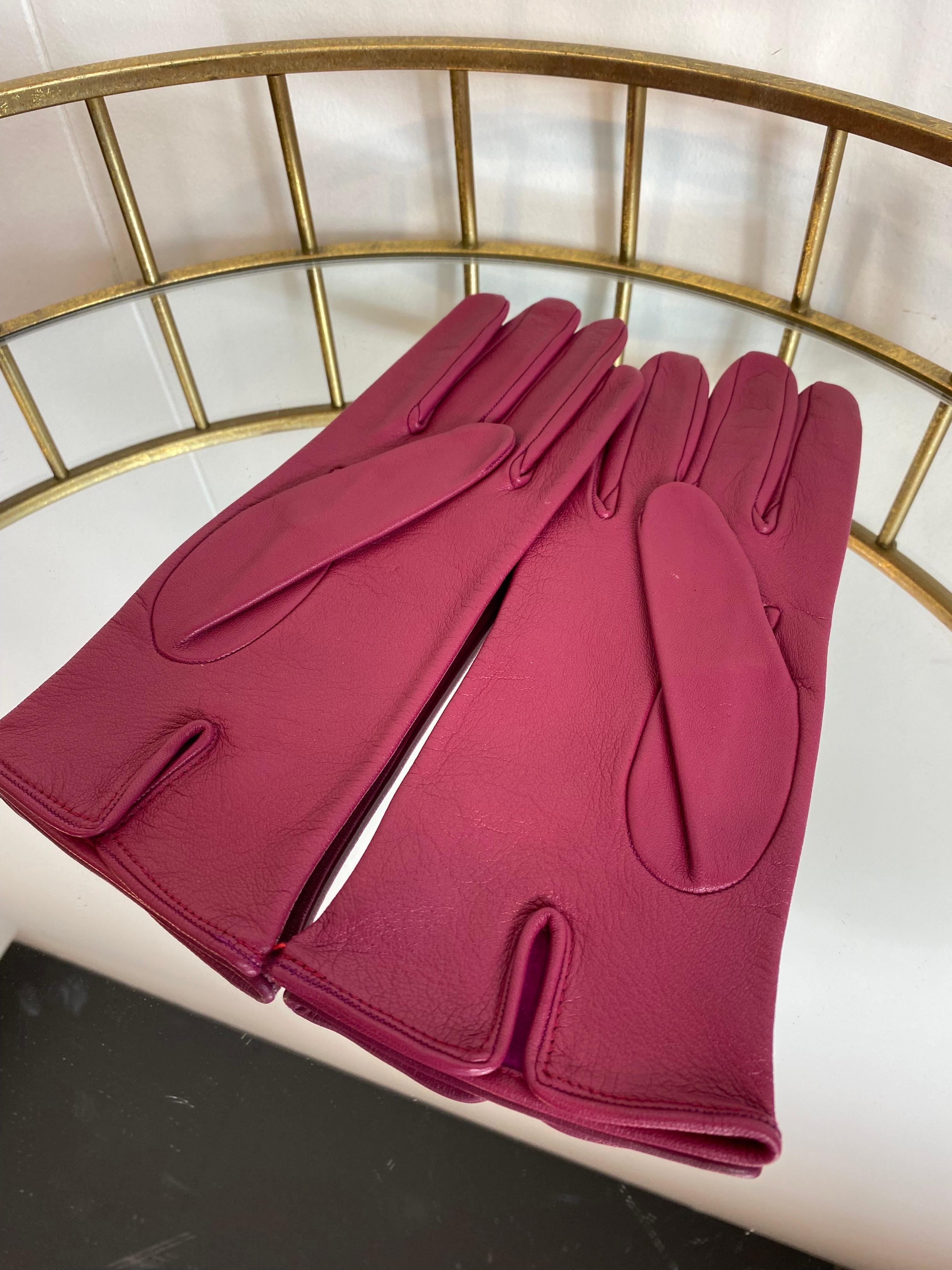Guanti in pelle Saint Laurent, colore magenta. 
Interni in pelle scamosciata. 
In perfette condizioni. 
Taglia S 
Lunghezza 24 cm 
Larghezza 9 cm