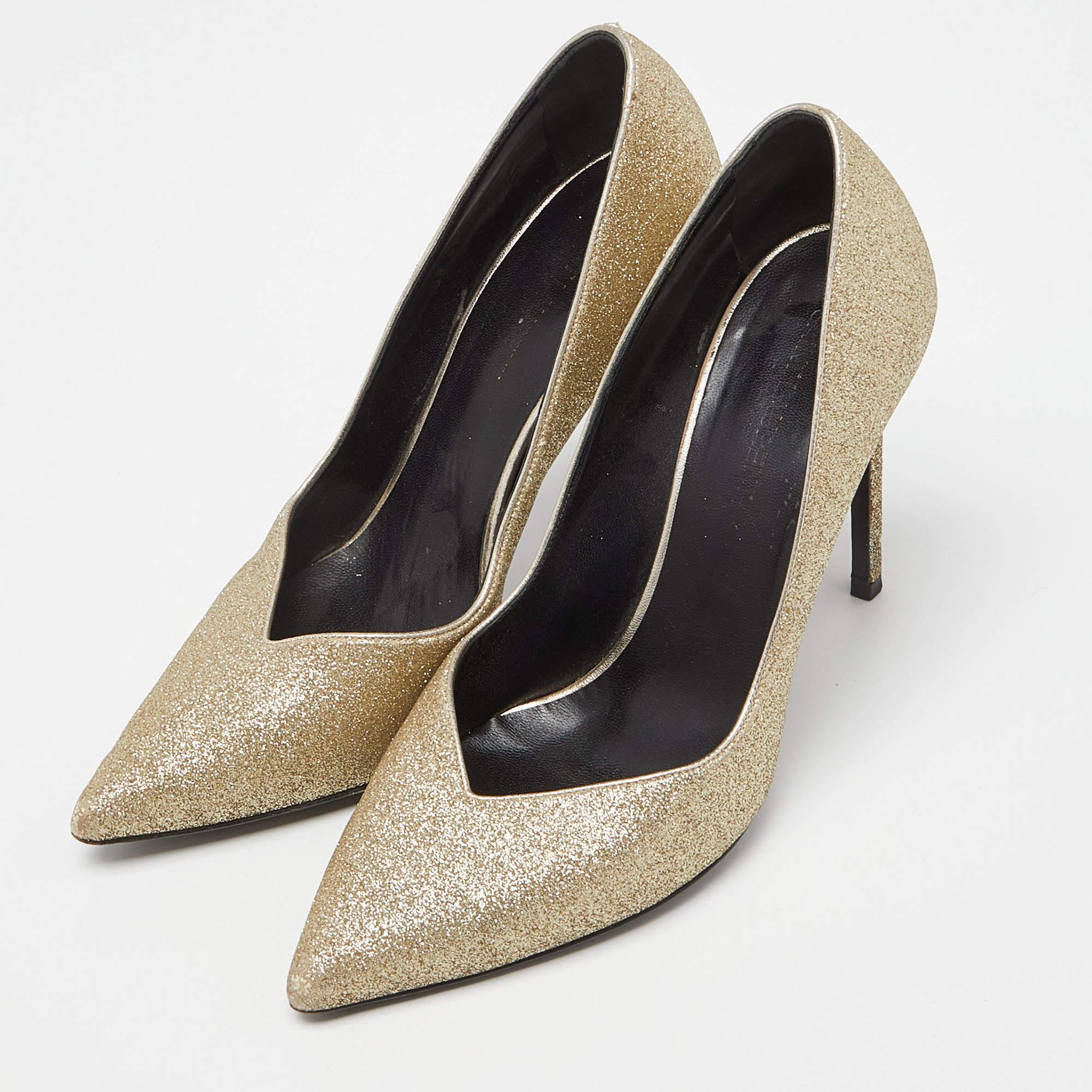 Faites preuve de chic avec ces escarpins de créateur. Ils présentent des talons robustes et des semelles durables, parfaits pour vos sorties à la mode.
