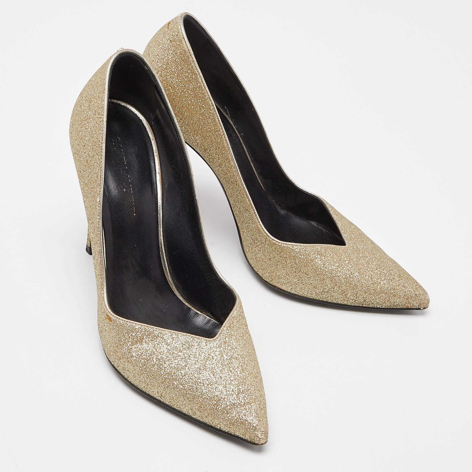 Saint Laurent - Escarpins à bout pointu en paillettes d'or - Taille 40 État moyen - En vente à Dubai, Al Qouz 2