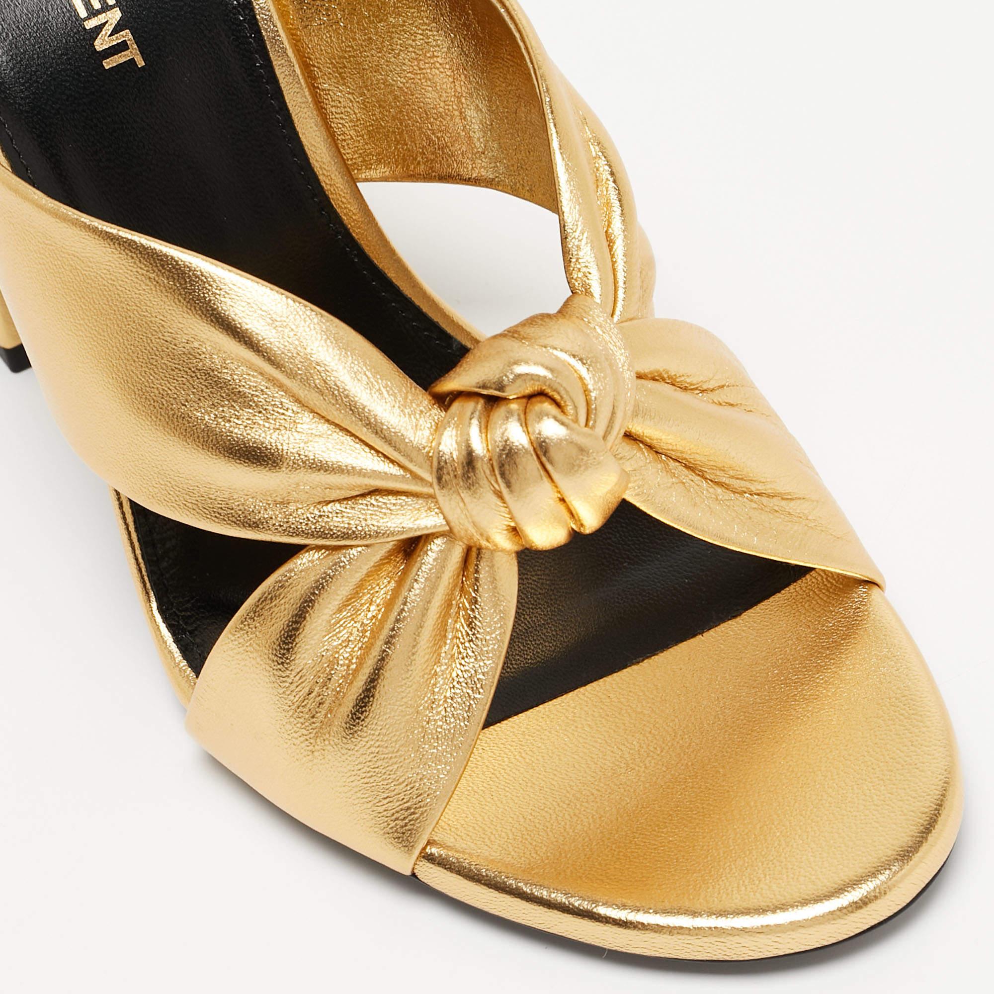 One look at this pair of Saint Laurent slides and our hearts skip a beat. These beautiful slids have been styled with perfection just so a diva like you can flaunt them. Gold in shade, the slides have been designed with knotted uppers and 10cm