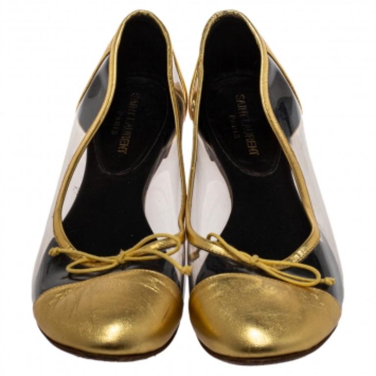 Stylish and sophisticated, these ballet flats from Saint Laurent are here to make you fall in love with them. Perfectly crafted from leather and PVC, these gold flats feature an elegant silhouette. They flaunt round toes, PVC panels, bow detail on