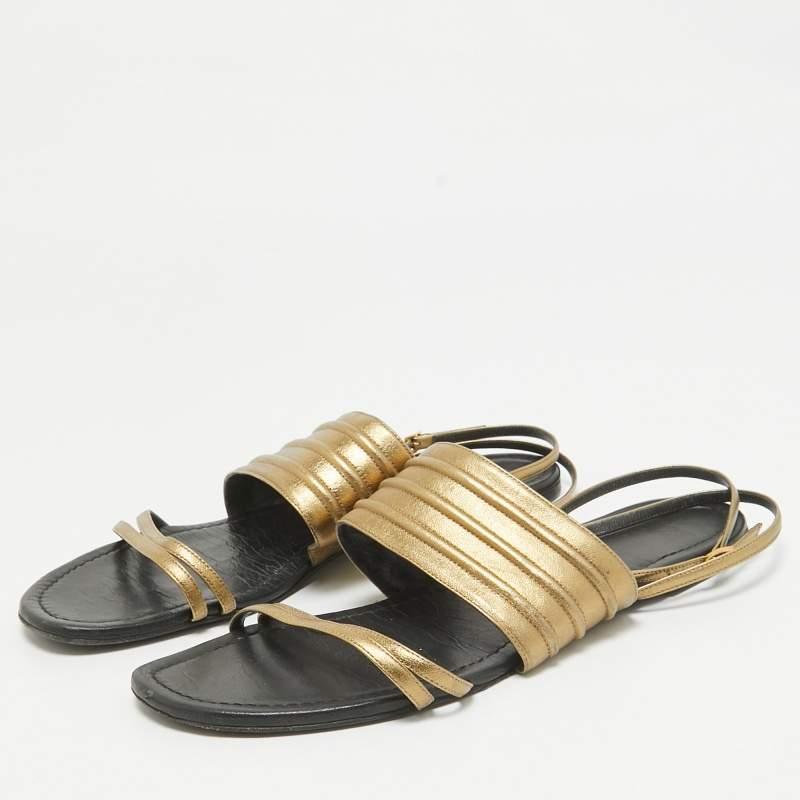 A perfect blend of luxury style and comfort. These designer flats are made using prime quality materials and frame your feet in the most elegant way. They can be paired with a host of outfits from your wardrobe.