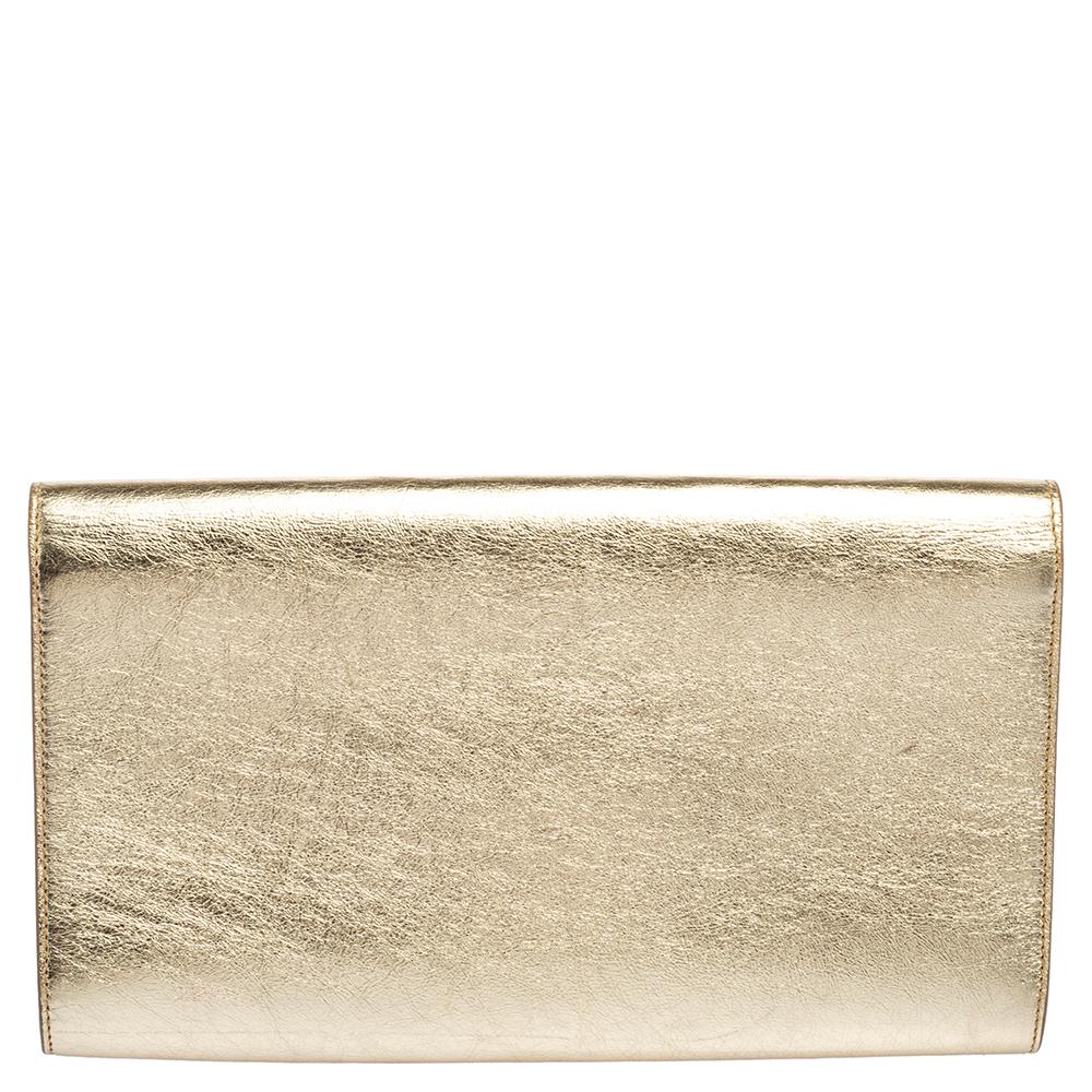 The Belle de Jour clutch by Saint Laurent is a creation that is not only stylish but also exceptionally well-made. It is a design that is simple and sophisticated, just right for the woman who embodies class in a modern way. Meticulously crafted