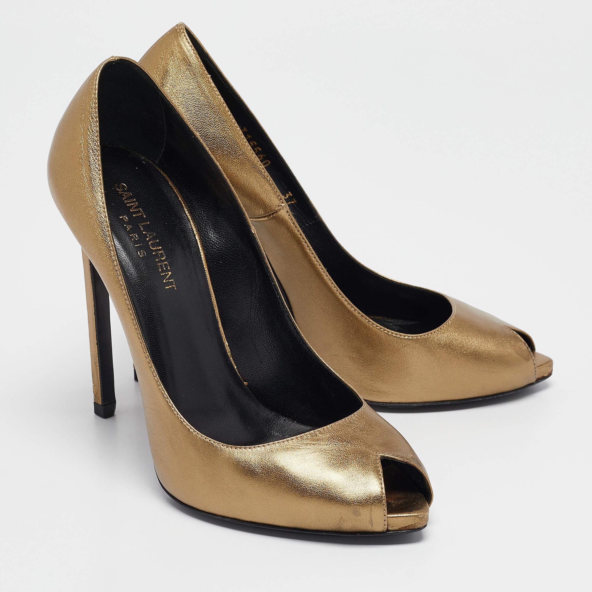 Saint Laurent escarpins à bout ouvert en cuir doré taille 37 État moyen - En vente à Dubai, Al Qouz 2