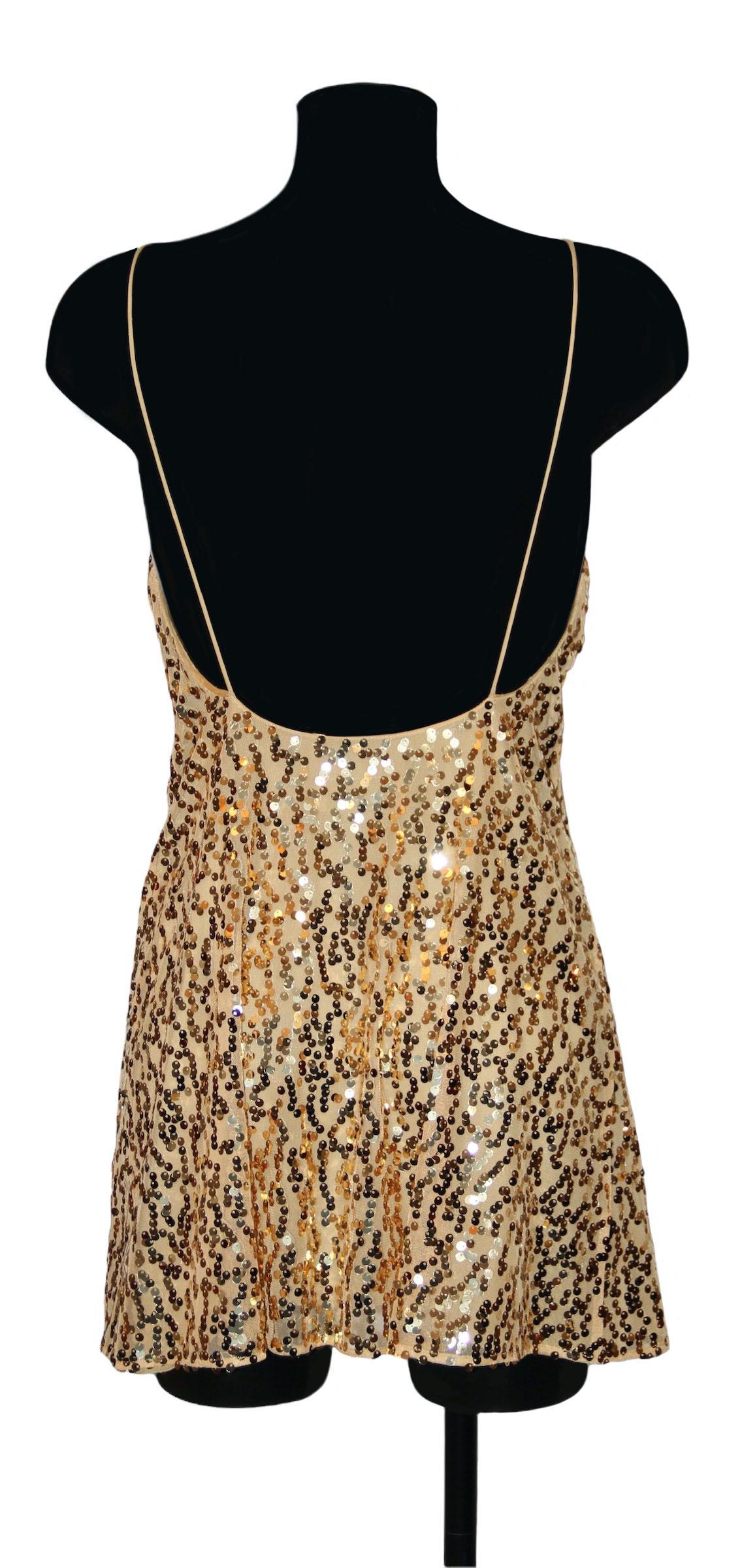 This pre-owned exquisite Saint Laurent mini dress in gold sequins was part of the 2016 Spring Collection.
It features a v-neckline, low cut back and flowing skirt with criss cross seam at bust line.
Can be worn as a mini dress or a