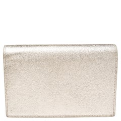 Saint Laurent Kate Portemonnaie aus strukturiertem Leder in Gold mit Quaste an Kette