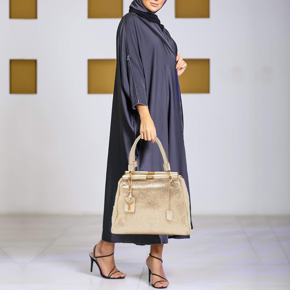 Saint Laurent Gold Textured Leather Medium Majorelle Bag In Good Condition For Sale In Dubai, Al Qouz 2