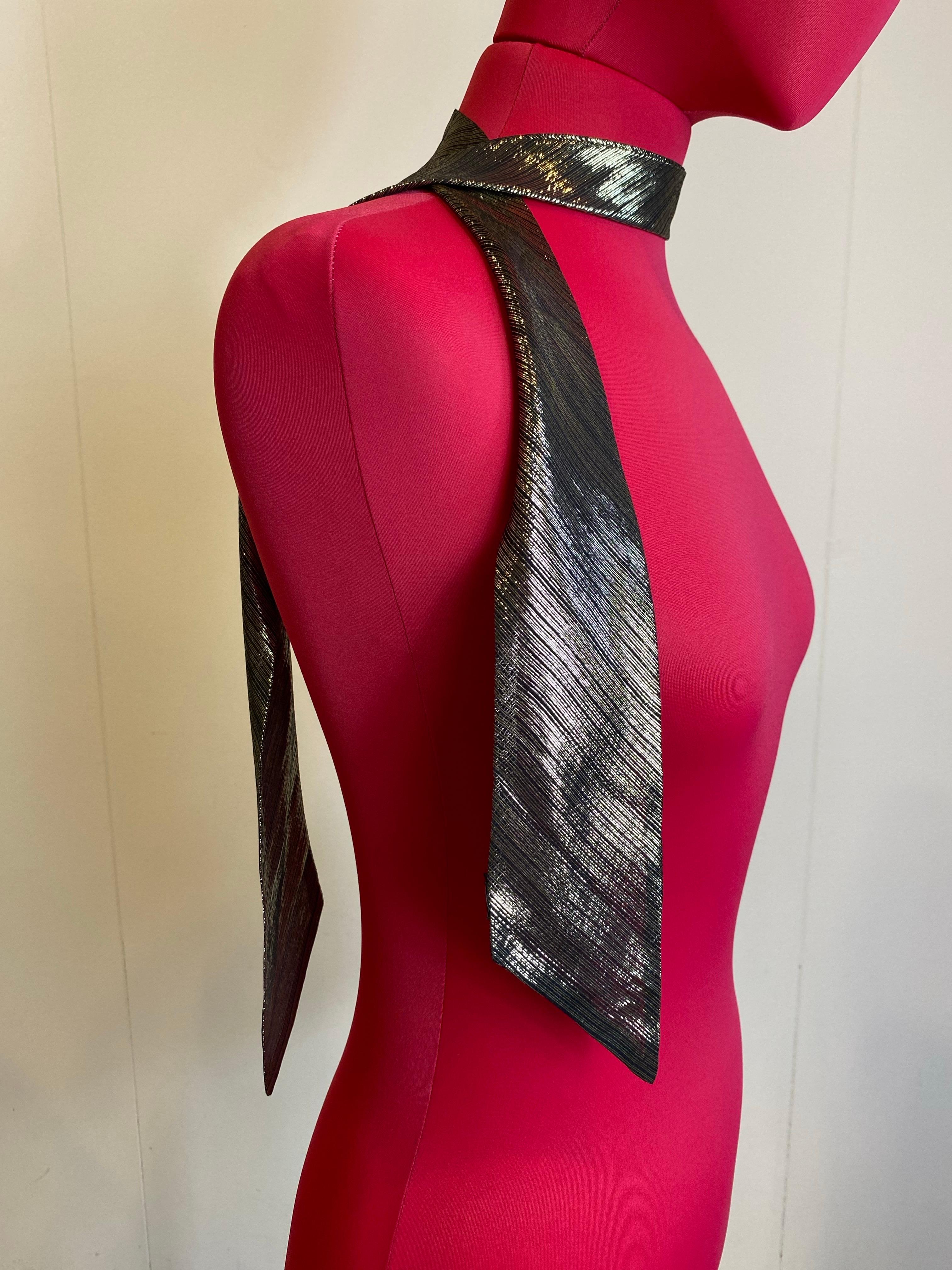 Saint Laurent In seta.
124 cm X 3 cm.
Nuovo, mai usato.