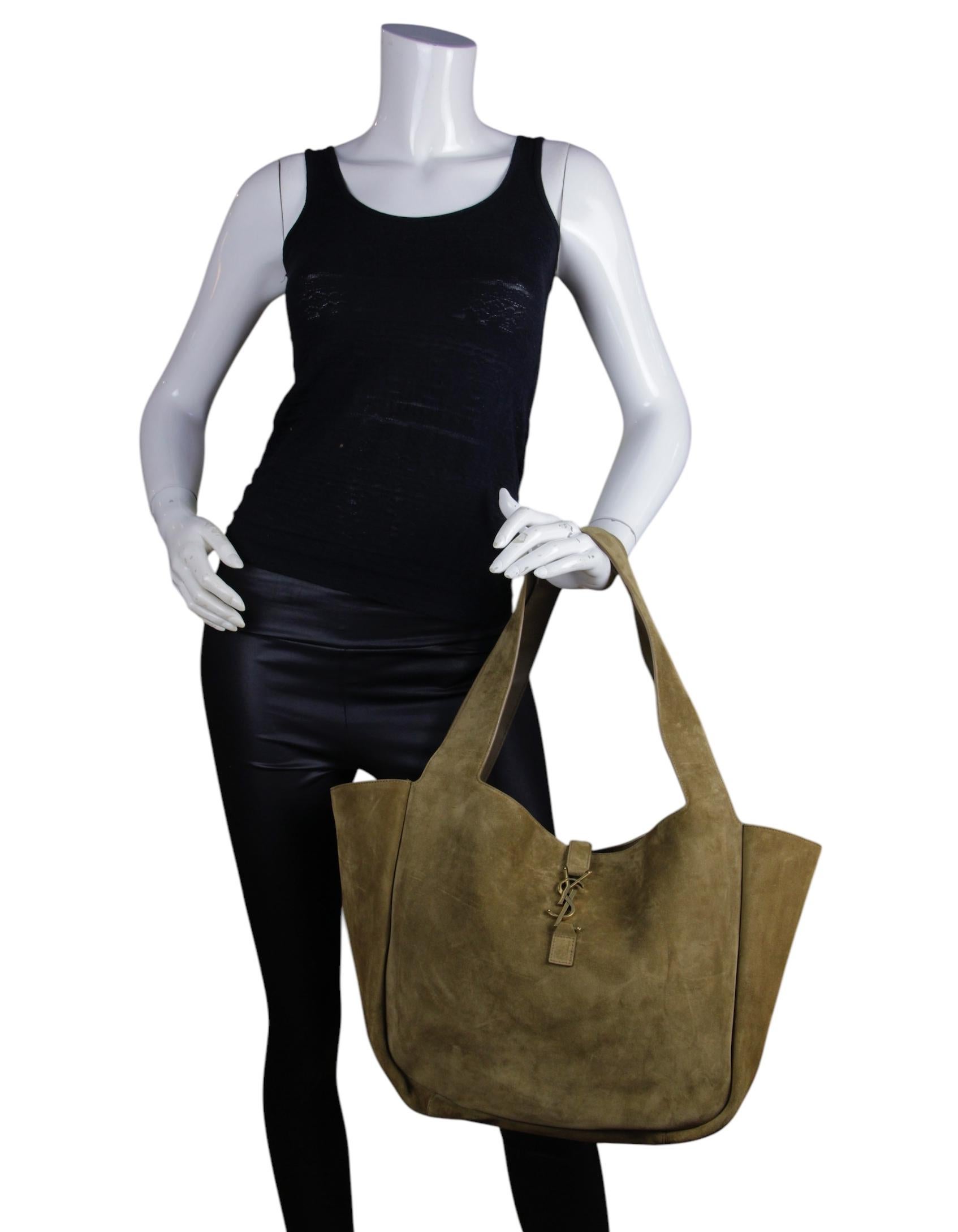 Saint Laurent Sac cabas Le 5 A Bea YSL Cabas en daim doré

Fabriqué en : Italie
Couleur : Feuille d'or
Matériel : Or
MATERIAL : Daim, métal
Doublure : Daim 
Fermeture/Ouverture : Ouverture avec pièce centrale en cuir
Poches extérieures :