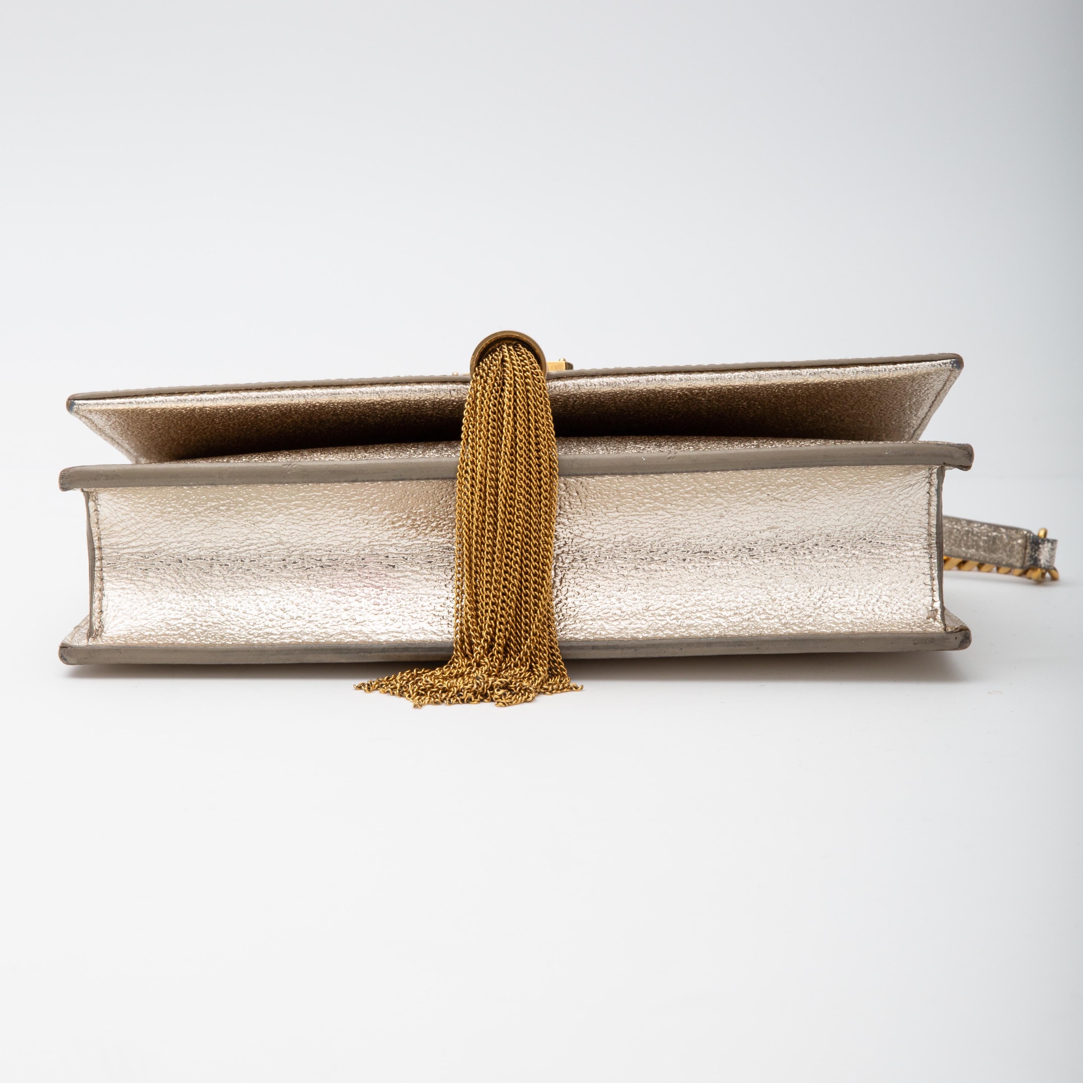 Saint Laurent Sac à bandoulière Kate Grain De Poudre en cuir avec pompon doré Bon état à Montreal, Quebec