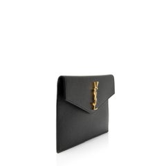 Bolso de mano tipo sobre «Grain de Poudre Monogram Uptown» de Saint Laurent