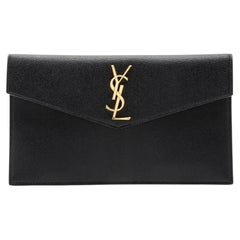 Bolso de mano tipo sobre «Grain de Poudre Monogram Uptown» de Saint Laurent