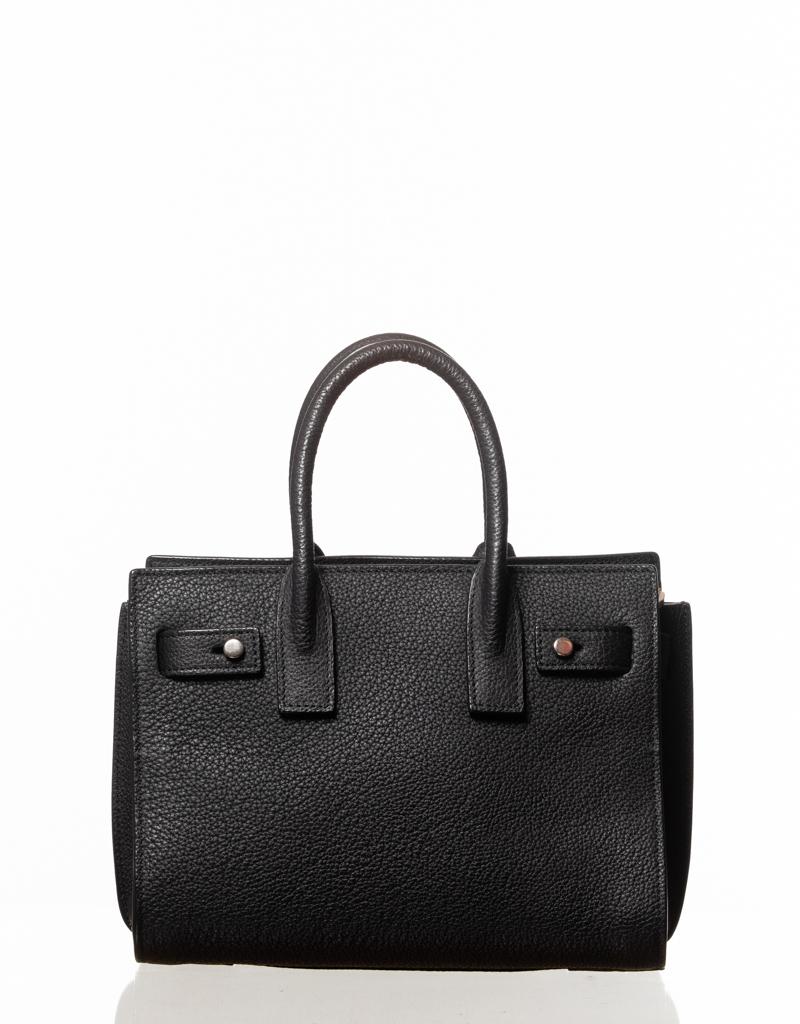 Diese elegante Tasche ist aus schwarzem, genarbtem Kalbsleder gefertigt. Die Mini-Tasche verfügt über zwei gerollte Ledergriffe, einen optionalen Schulterriemen, eine Innenausstattung aus schwarzem Stoff, ein ummanteltes Vorhängeschloss an einem