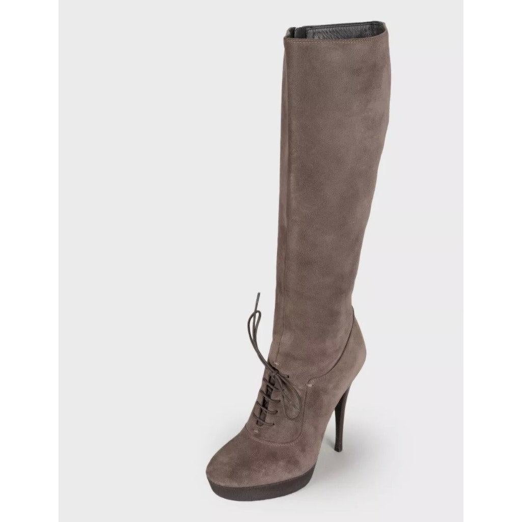 Ces magnifiques bottes Saint Laurent vous donneront du style ! Confectionnées en daim luxueux gris graphite, ces bottes respirent la sophistication et l'élégance. Parfait pour ajouter une touche de haute couture à n'importe quelle