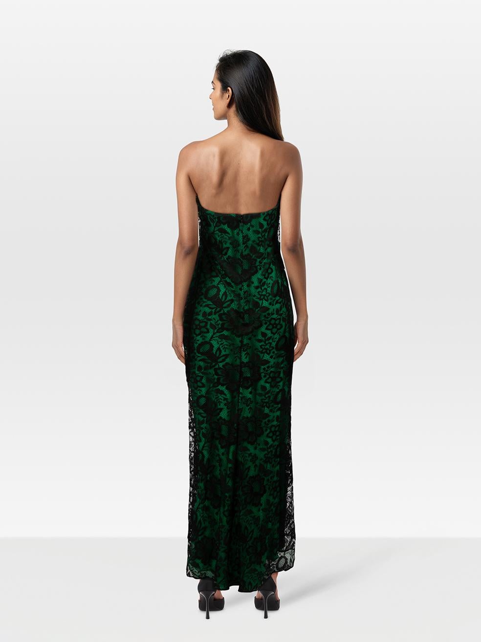 L'ÉTAT est très bon. L'usure minimale de la robe est évidente. Usure minime de la doublure intérieure près de l'ourlet où l'on peut voir une décoloration sur cet article de revente d'occasion de Saint Laurent. L'article est livré dans un sac à