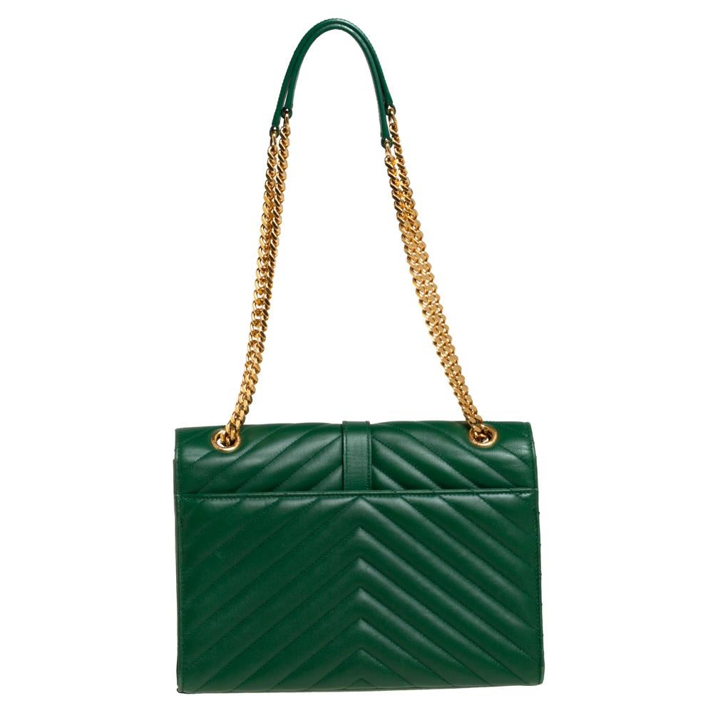 Elevate your everyday looks with this sleek shoulder bag by Saint Laurent. It is crafted from quality leather in a green shade. It features a chevron-quilted exterior and the YSL logo in gold-tone on the front. The envelope-style flap opens to