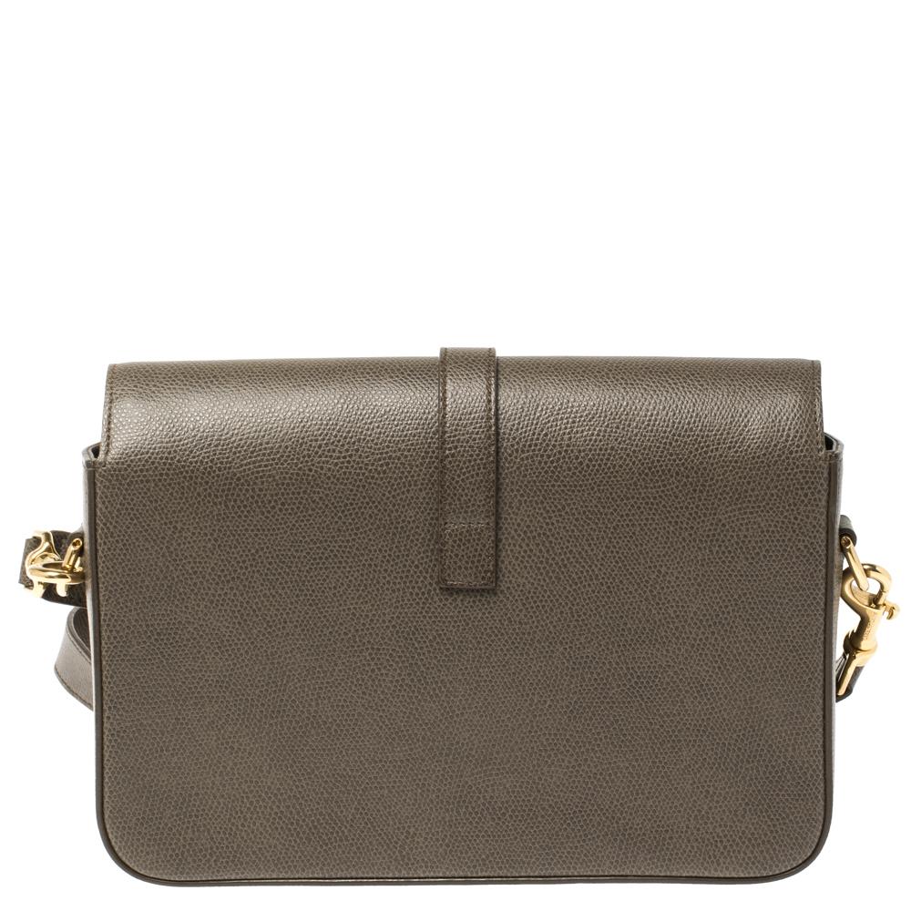High in appeal, this shoulder bag from Saint Laurent has been created to add to your elegant style. Crafted from green khaki leather, the piece features a flap that leads to compartments for your essentials. The bag is complete with a shoulder strap