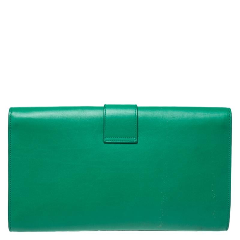 Designed in a gorgeous green leather body, this Saint Laurent Paris clutch features a flap style that is detailed with the iconic 'Y' logo. It has a satin-lined interior for your essentials. Carry this beauty with all your outfits.

Includes: