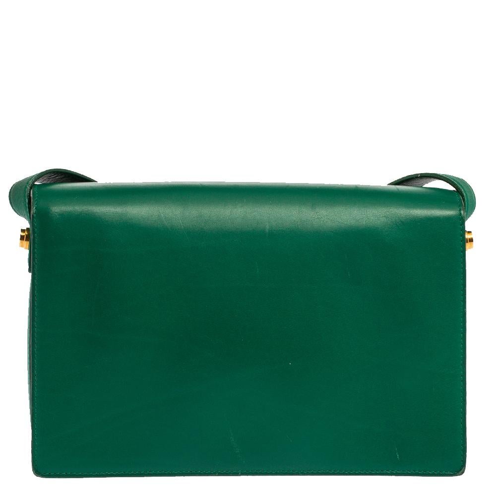 Die Lulu-Taschen haben ihren Namen von der Zeichentrickfigur „La Vilaine Lulu“:: die 1956 von Yves Saint Laurent erschaffen wurde. Diese hervorragend verarbeitete Tasche besteht aus einem Lederkorpus mit Überschlag:: der mit markanten goldfarbenen
