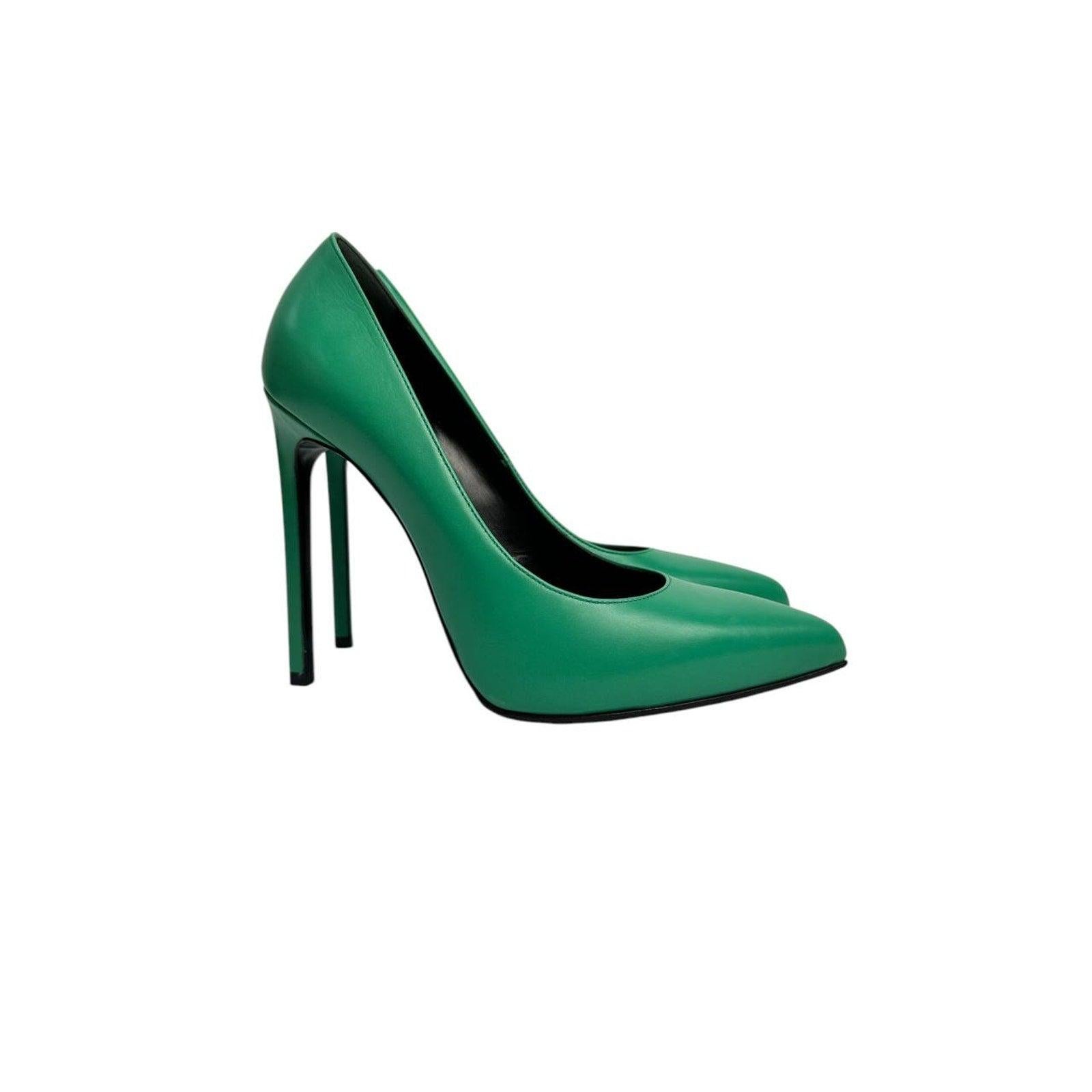 Esci con stile con queste splendide décolleté con tacco a spillo di Saint Laurent! Questi tacchi classici sono in vera pelle verde smeraldo e faranno sicuramente colpo. Il design a punta allunga la gamba, creando una silhouette lusinghiera. Perfetto