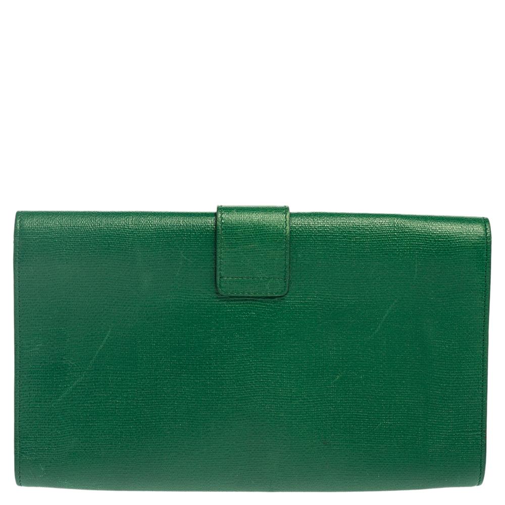 This Y-Ligne clutch from Saint Laurent is one creation a fashionista like you must own. It has been wonderfully crafted from leather and it flaunts a lovely green hue. It comes equipped with a front flap that opens to reveal a satin interior. The