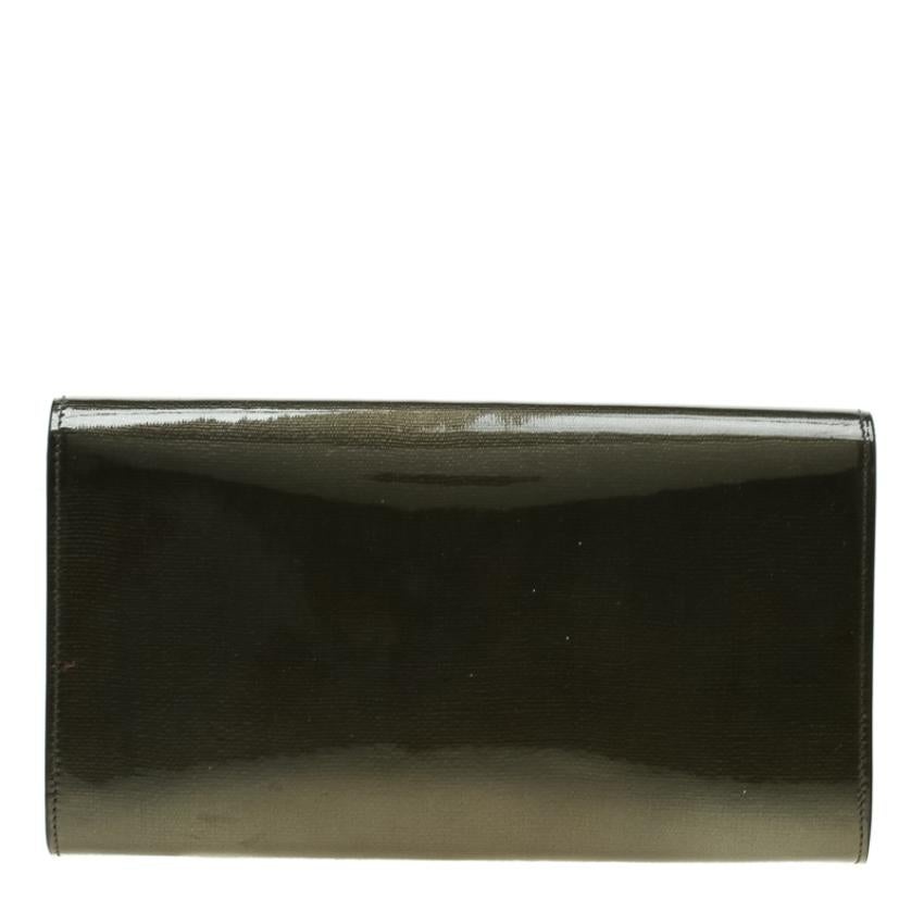 The Belle De Jour clutch by Saint Laurent is a creation that is not only stylish but also exceptionally well-made. It is a design that is simple and sophisticated, just right for the woman who embodies class in a modern way. Meticulously crafted