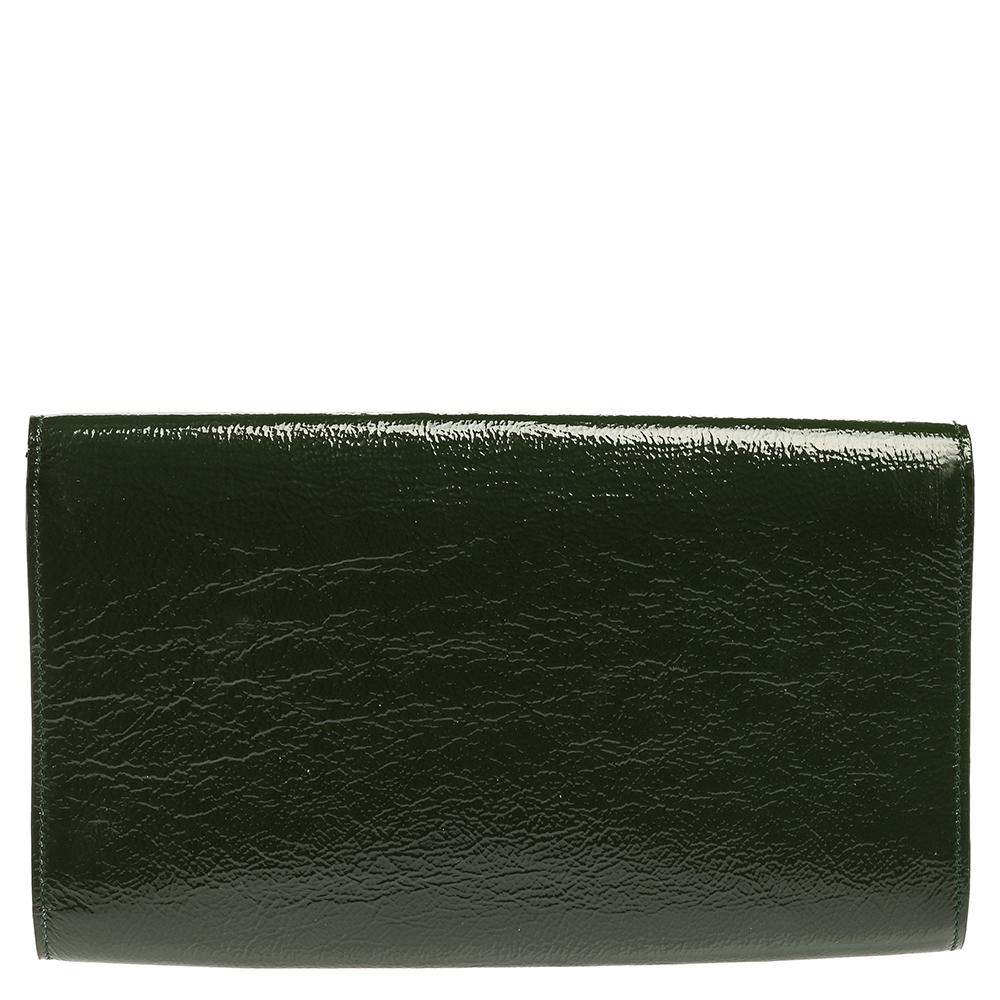 The Belle de Jour clutch by Saint Laurent is a creation that is not only stylish but also exceptionally well-made. Meticulously crafted from patent leather, it flaunts a green shade and a YSL-stitched flap that leads to a satin interior. High on