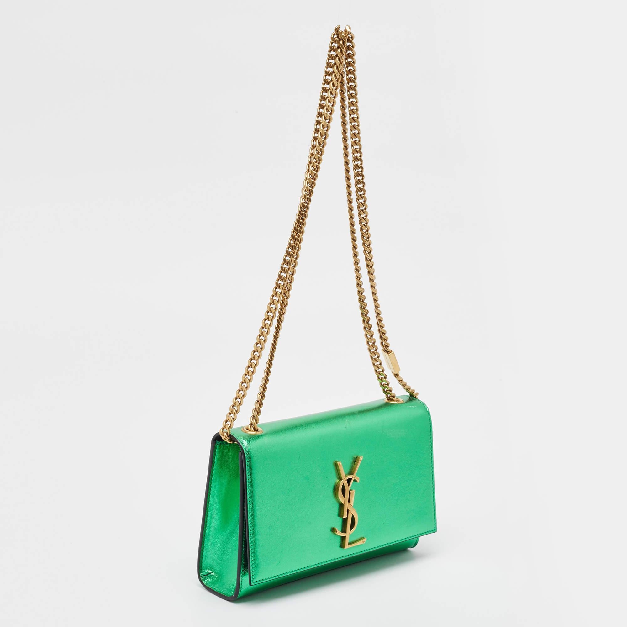 Vert Saint Laurent Nouveau petit portefeuille Kate en cuir verni vert sur chaîne en vente