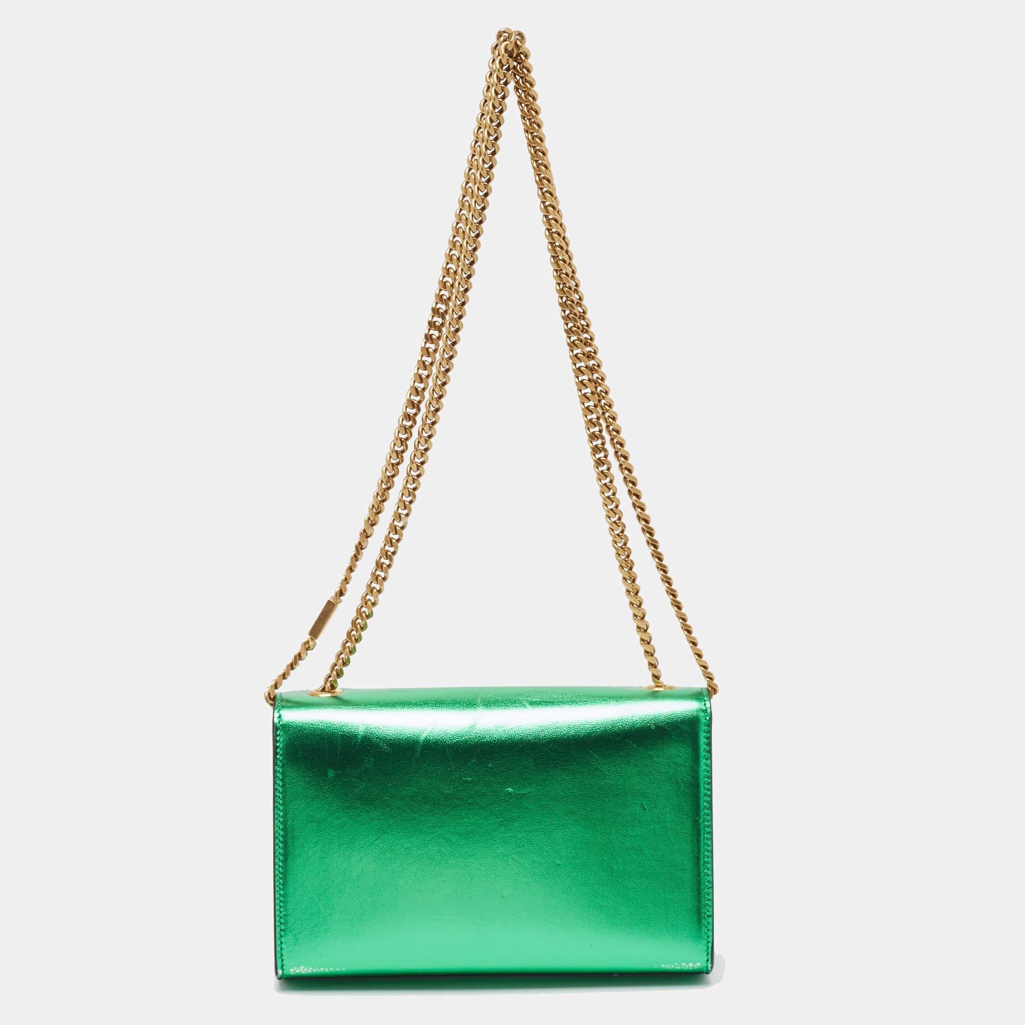 Saint Laurent Nouveau petit portefeuille Kate en cuir verni vert sur chaîne Bon état - En vente à Dubai, Al Qouz 2