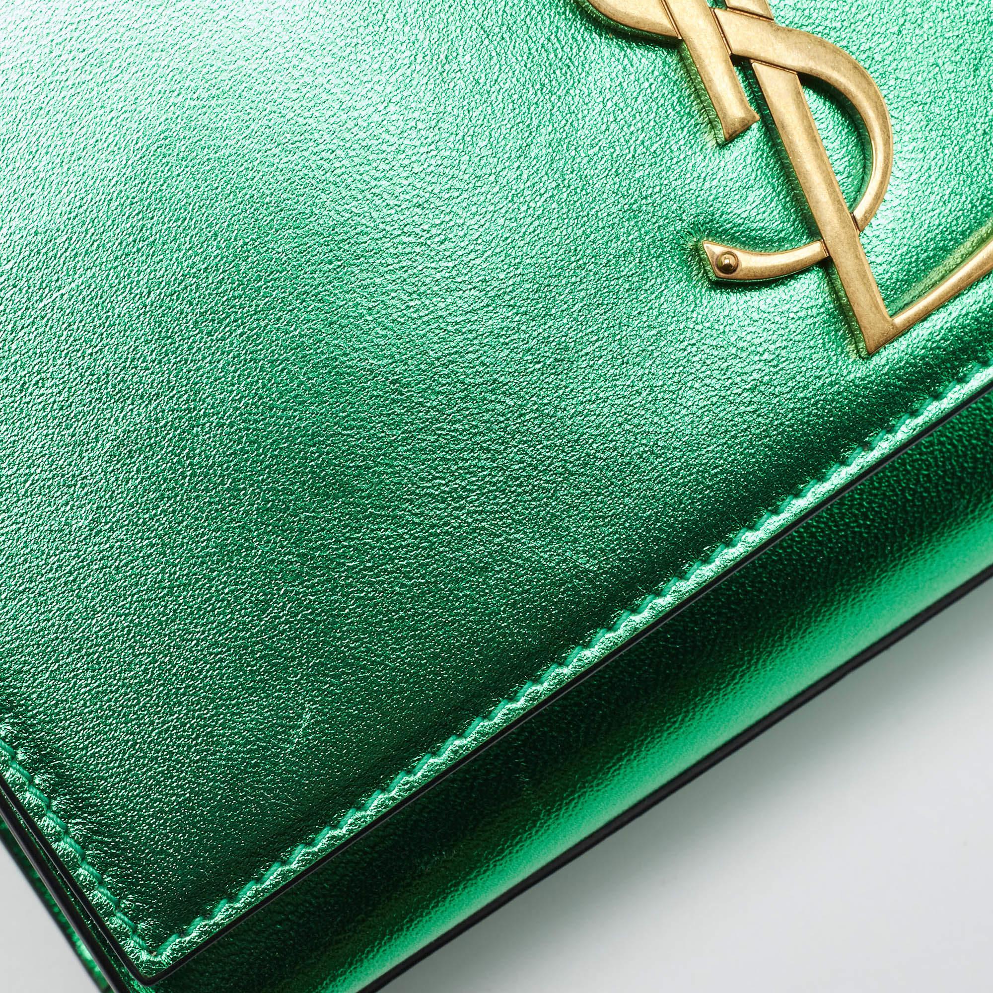 Saint Laurent Nouveau petit portefeuille Kate en cuir verni vert sur chaîne Pour femmes en vente