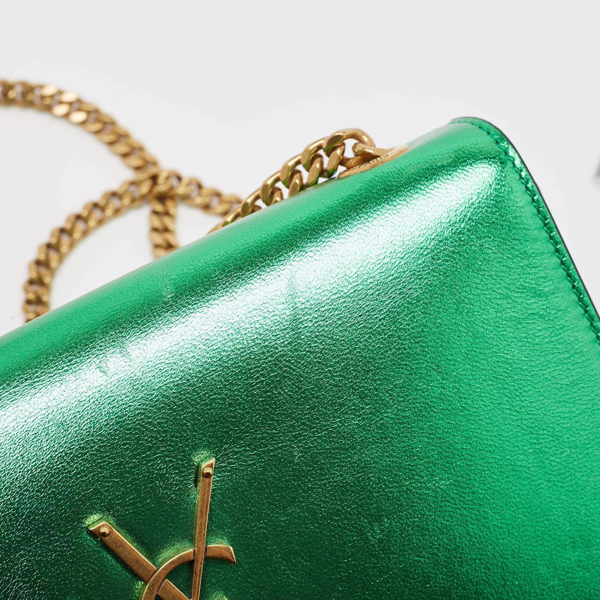 Saint Laurent Nouveau petit portefeuille Kate en cuir verni vert sur chaîne en vente 1