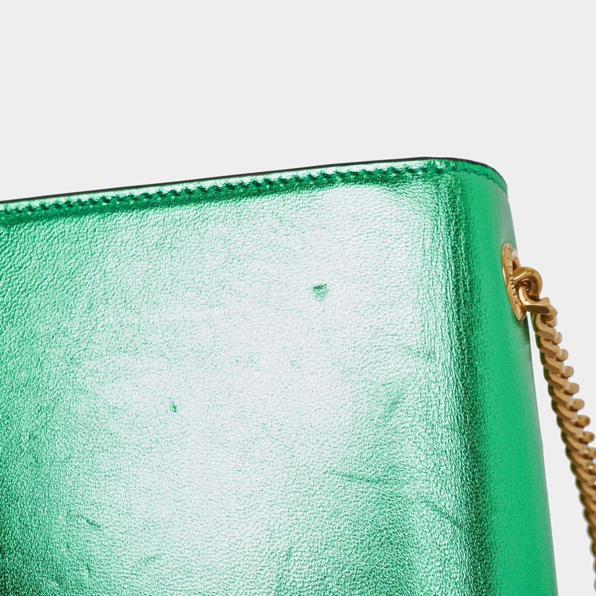 Saint Laurent Nouveau petit portefeuille Kate en cuir verni vert sur chaîne en vente 2