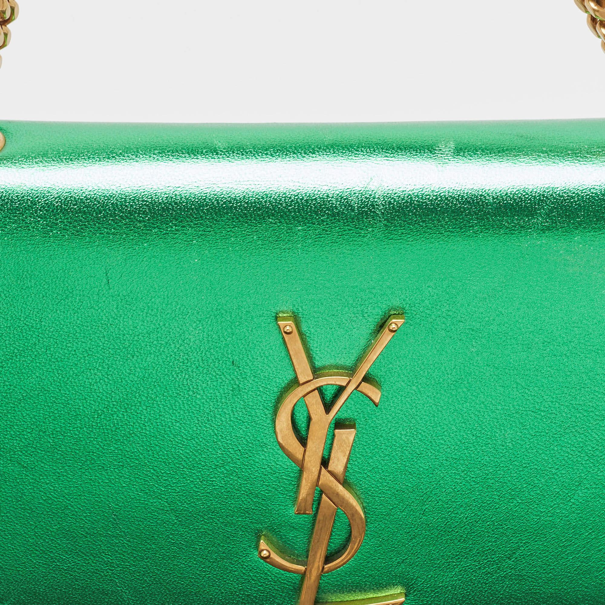 Saint Laurent Nouveau petit portefeuille Kate en cuir verni vert sur chaîne en vente 3