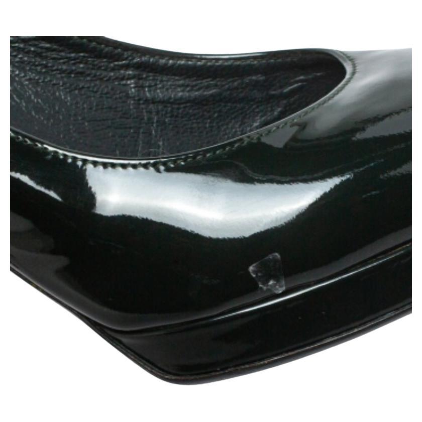 You are sure to nail a fashionable look whenever you step out in these glossy pumps from Saint Laurent! The green pumps are crafted using patent leather and are elevated on platforms and 10.5 cm heels.