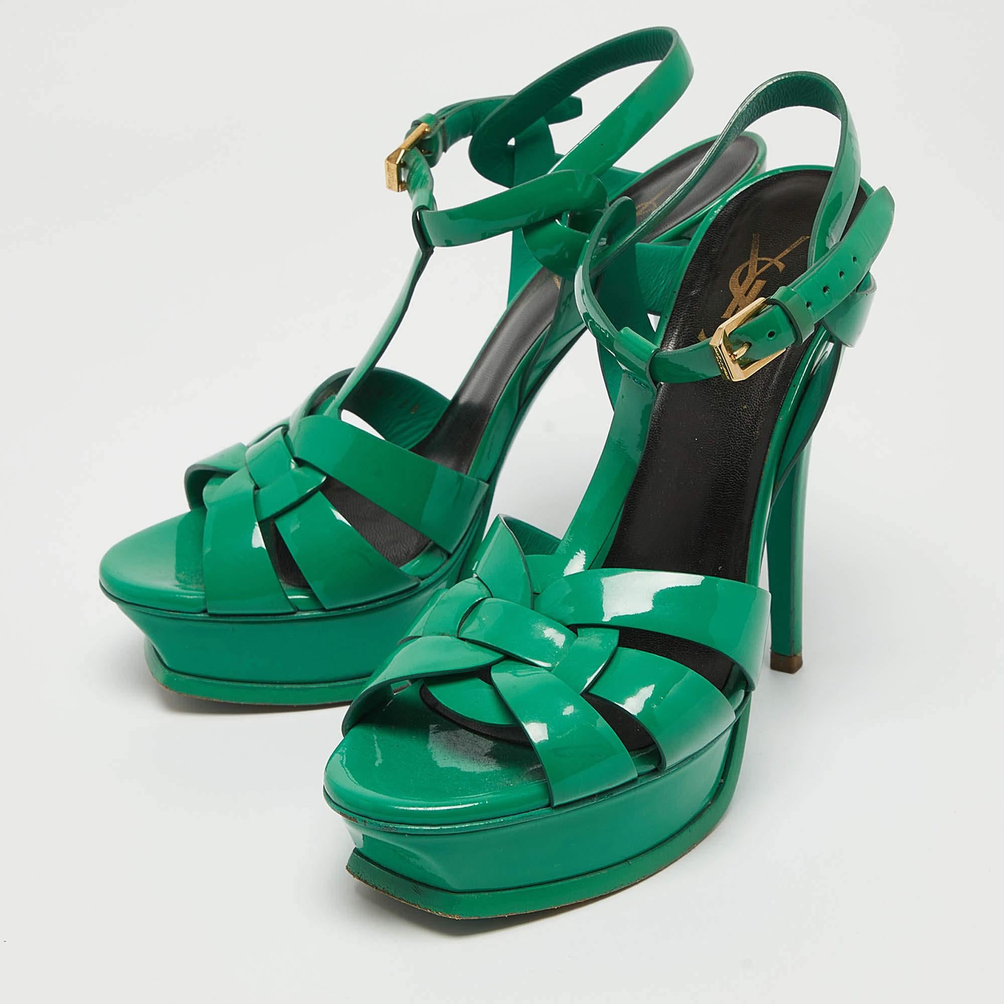 These sandals will frame your feet in an elegant manner. Crafted from quality materials they display a classy design and comfortable insoles.
