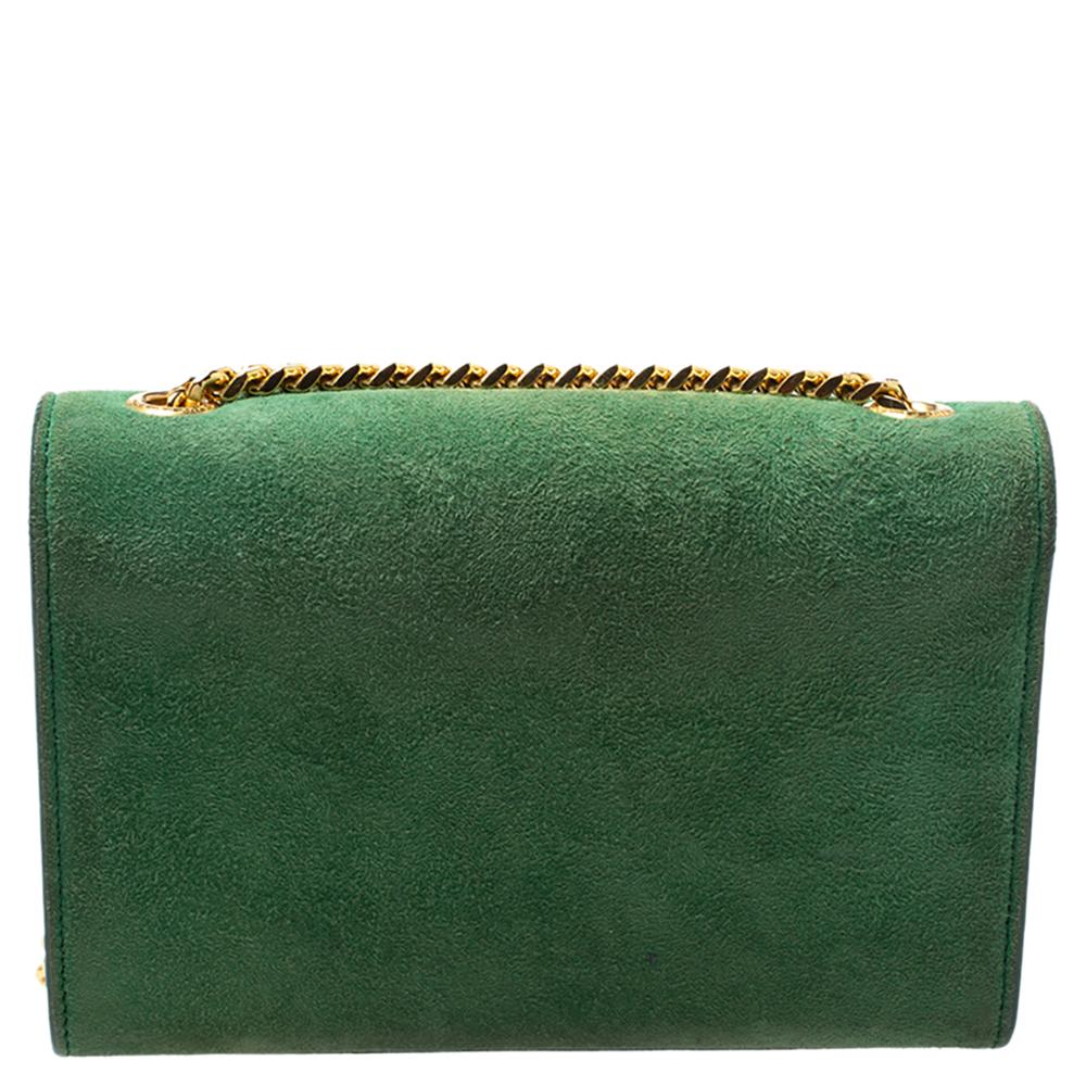 Diese sorgfältig aus grünem Wildleder gefertigte Saint Laurent Kate Tasche strahlt genau die richtige Portion Raffinesse aus. Die Tasche verfügt über eine robuste goldfarbene Schulterkette:: das YSL-Logo mit einer Quaste auf der vorderen Klappe und