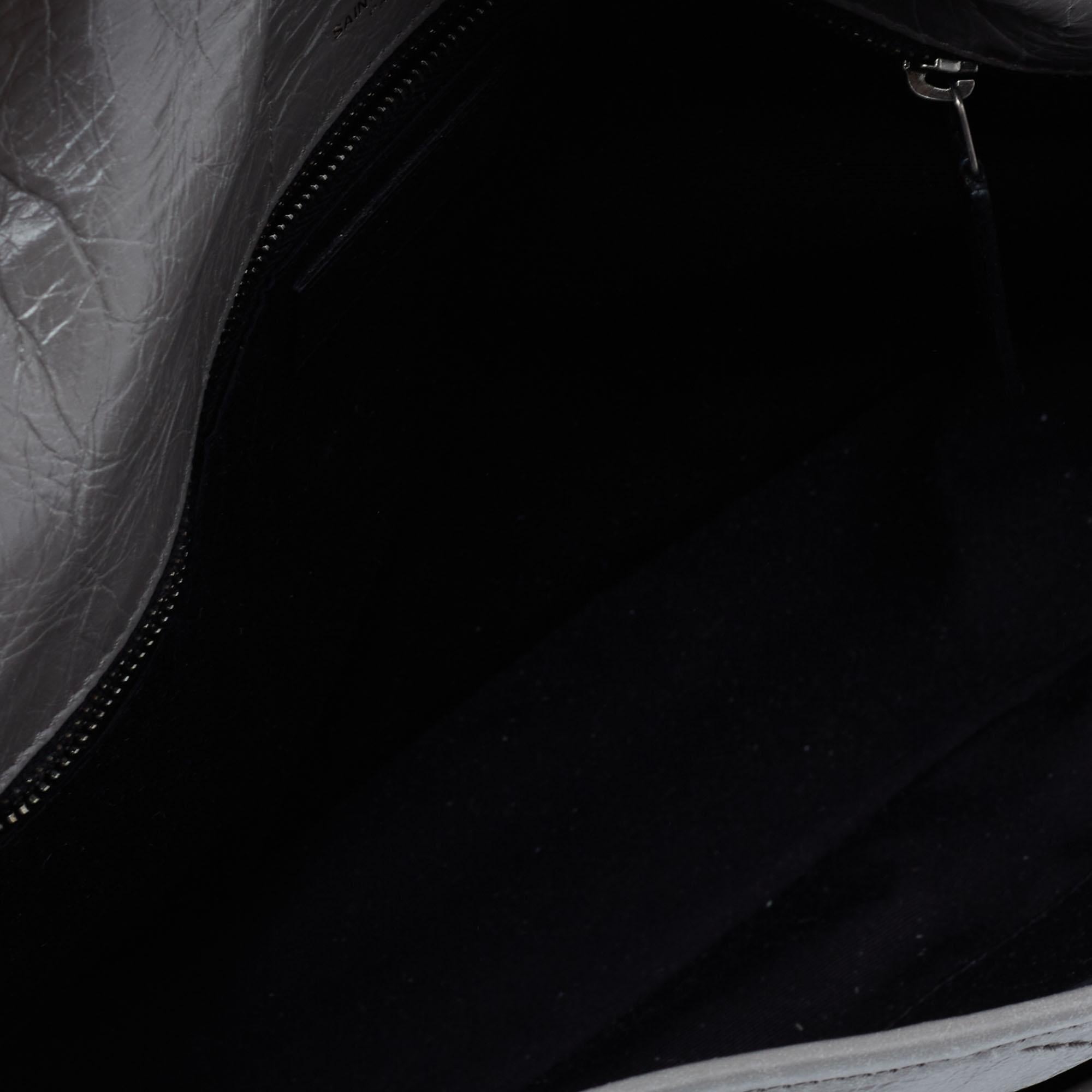 Saint Laurent Grey Aged Crinkled Leather Large Niki Shoulder Bag In Good Condition In Dubai, Al Qouz 2