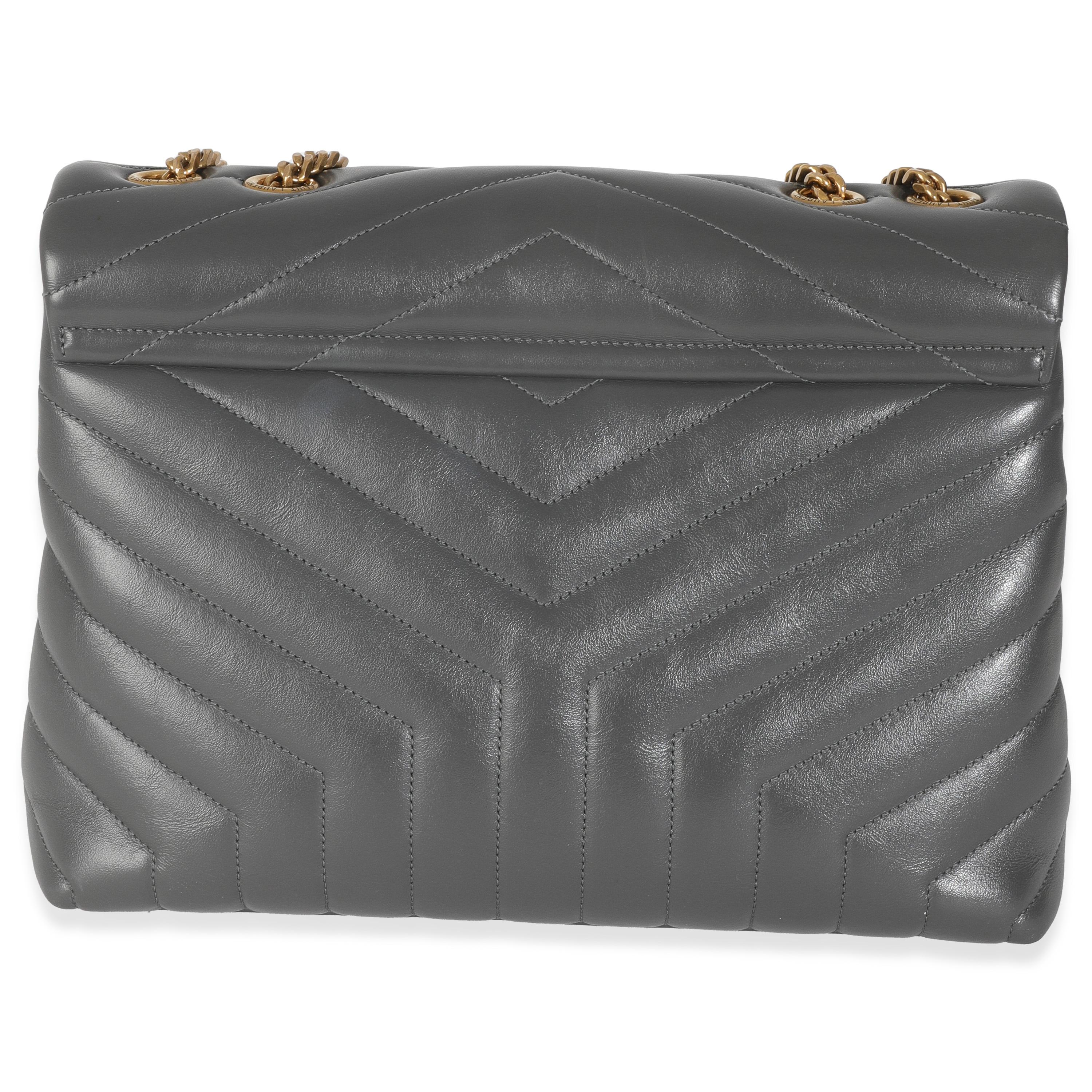 Titolo dell'elenco: Saint Laurent Grigio Pelle di vitello Y Trapuntato Medio Loulou Catena Satchel
SKU: 147098
Condizioni: Usato 
Descrizione delle condizioni: Chiamata così in onore di Loulou de la Falaise, la borsa Loulou di Saint Laurent è un'ode