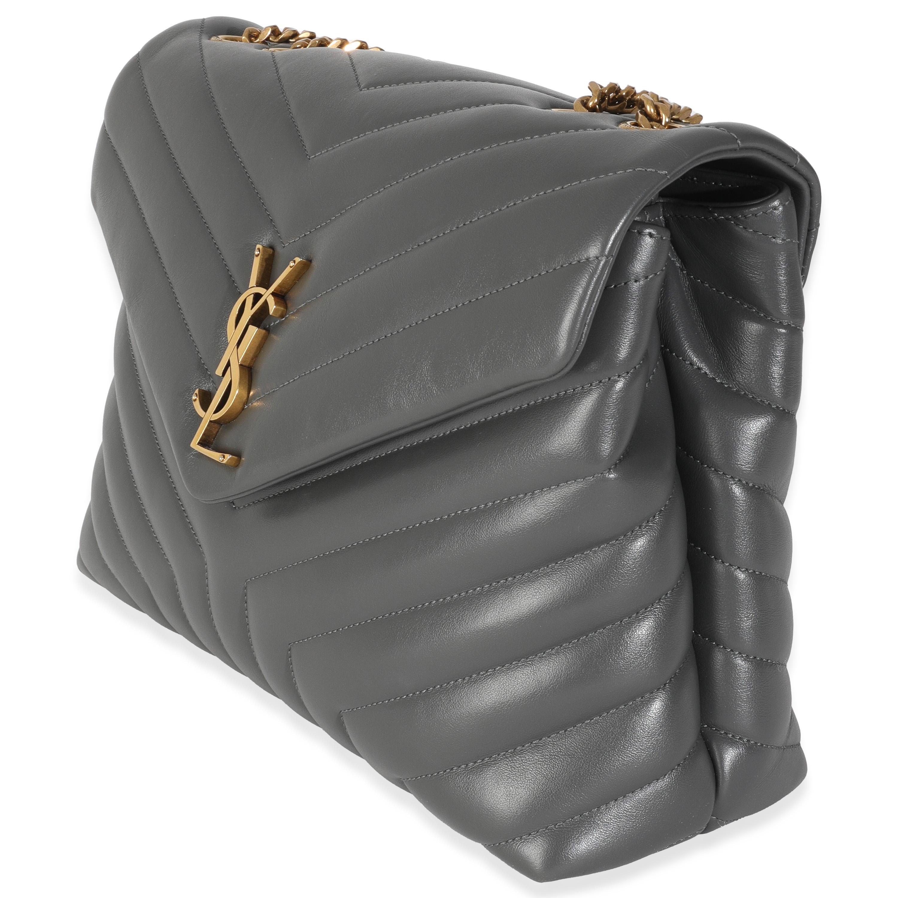 Saint Laurent Borsa media trapuntata in pelle di vitello grigia con catena Loulou In condizioni ottime in vendita a New York, NY