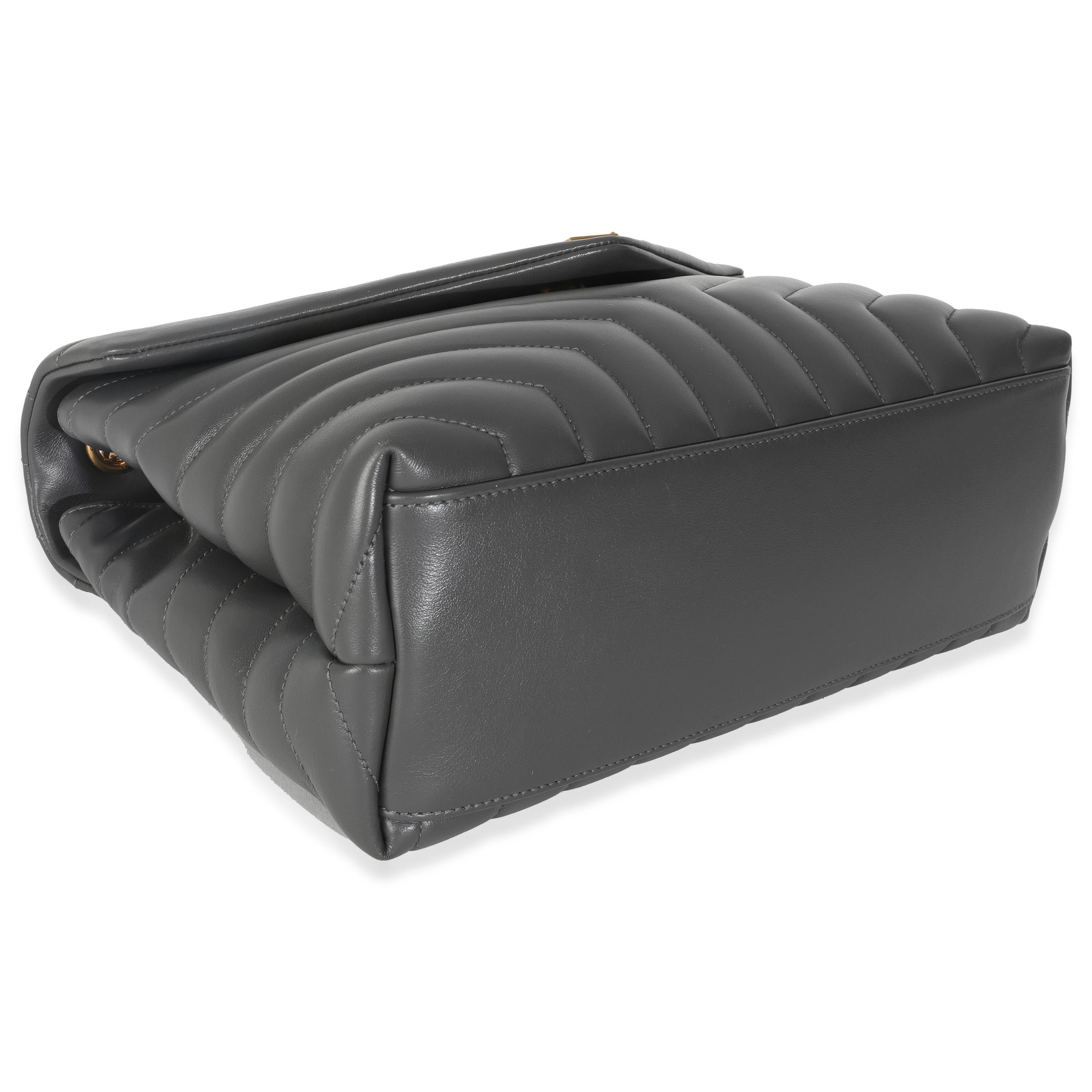 Saint Laurent Borsa media trapuntata in pelle di vitello grigia con catena Loulou in vendita 2