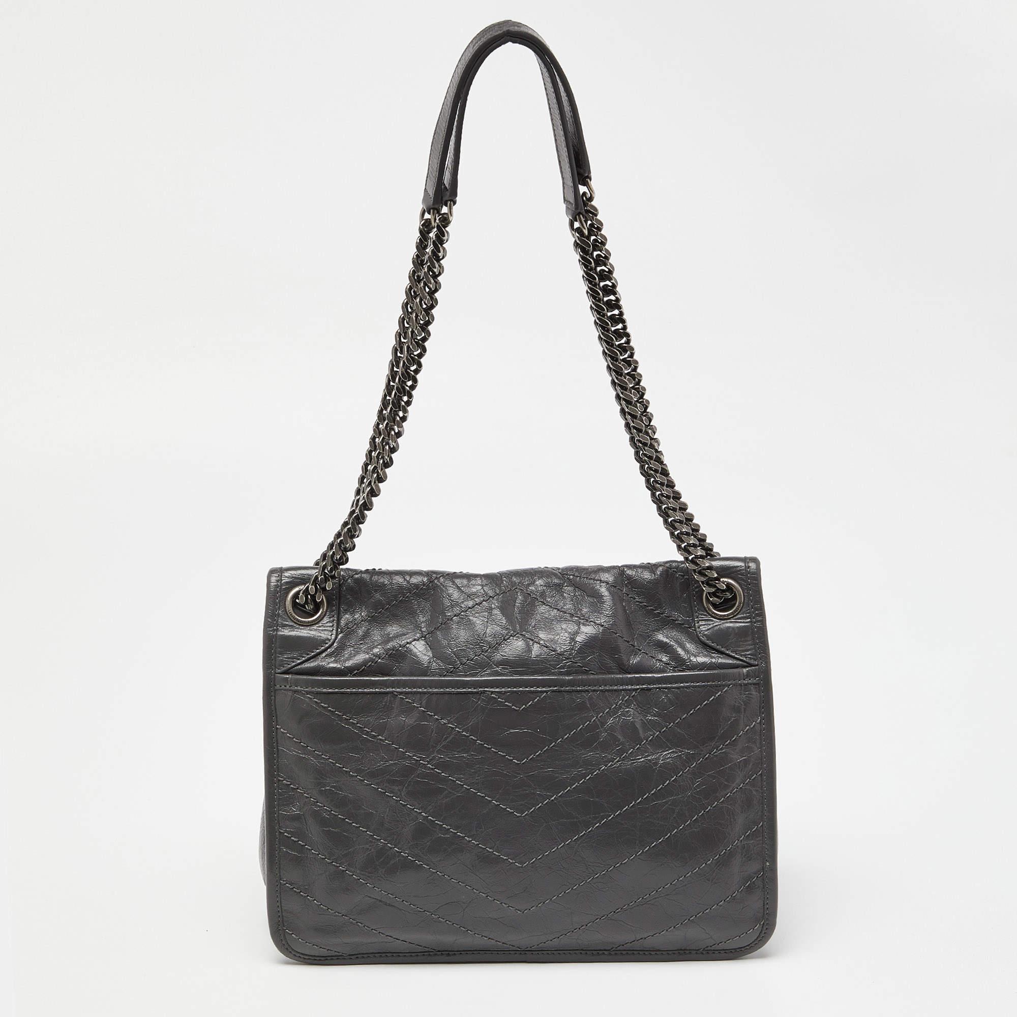 Designer bags are ideal companions for ample occasions! Here we have a fashion-meets-functionality piece crafted with precision. It has been equipped with a well-sized interior that can easily fit all your essentials.

