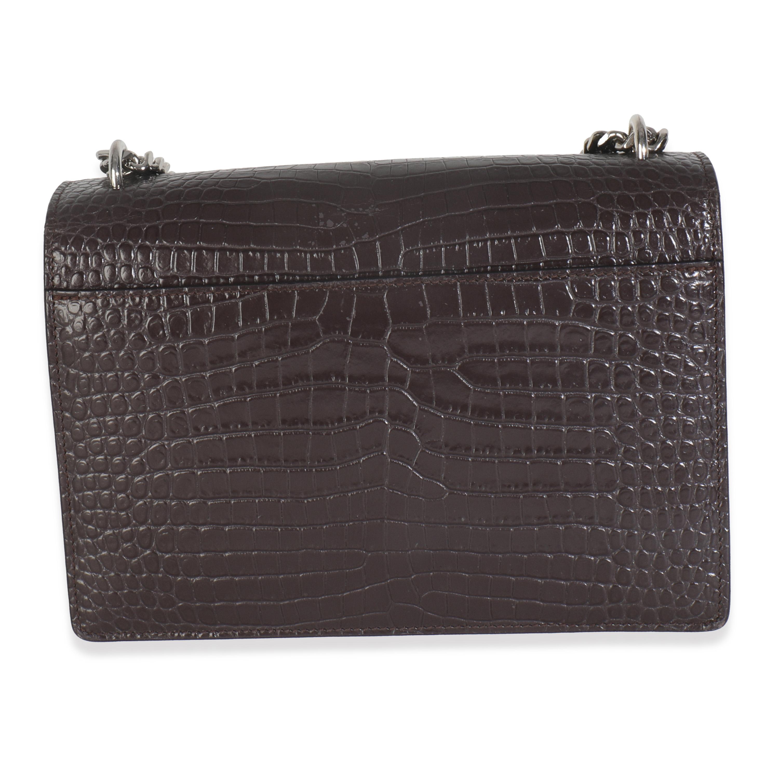 Titre de l'annonce : Saint Laurent Sac moyen Monogram en cuir de veau gaufré crocodile gris
SKU : 148688
MSRP : 3050.00 USD
Condit : Usagé 
Condition du sac à main : Très bon
Commentaires sur l'état : L'article est en très bon état avec des signes