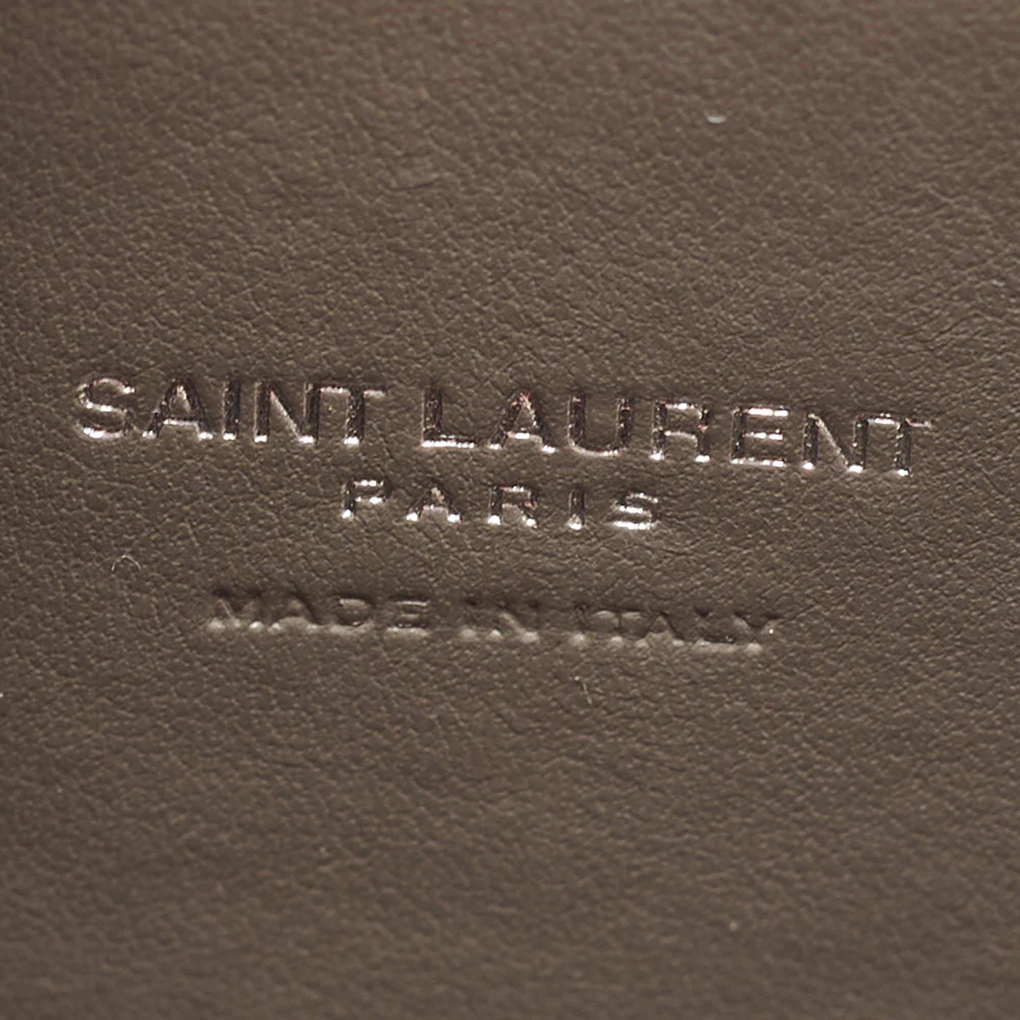Saint Laurent - Sac de jour classique en cuir gaufré gris Baby Classic en vente 4